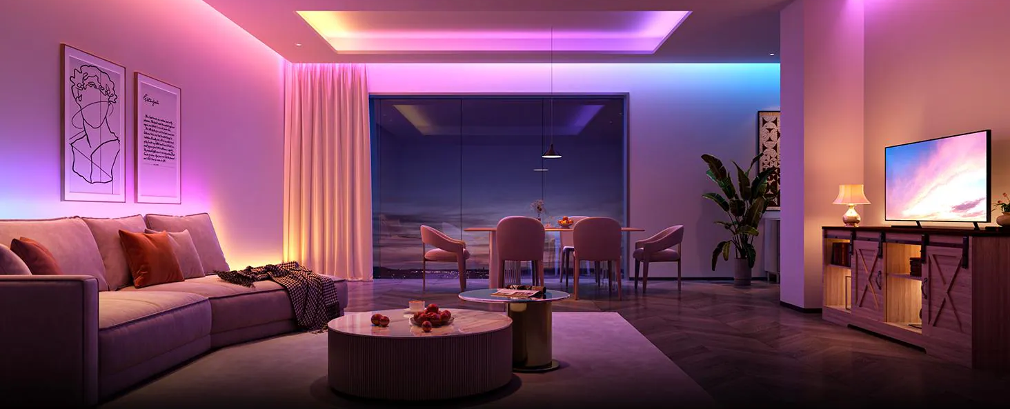 Soggiorno con illuminazione a LED colorata. Divano, TV, tavolo e grande finestra con vista. Design moderno.