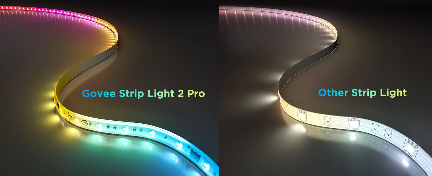 Immagine con due strisce LED: Govee Strip Light 2 Pro con sfumature di colore e un'altra con luce bianca fissa.
