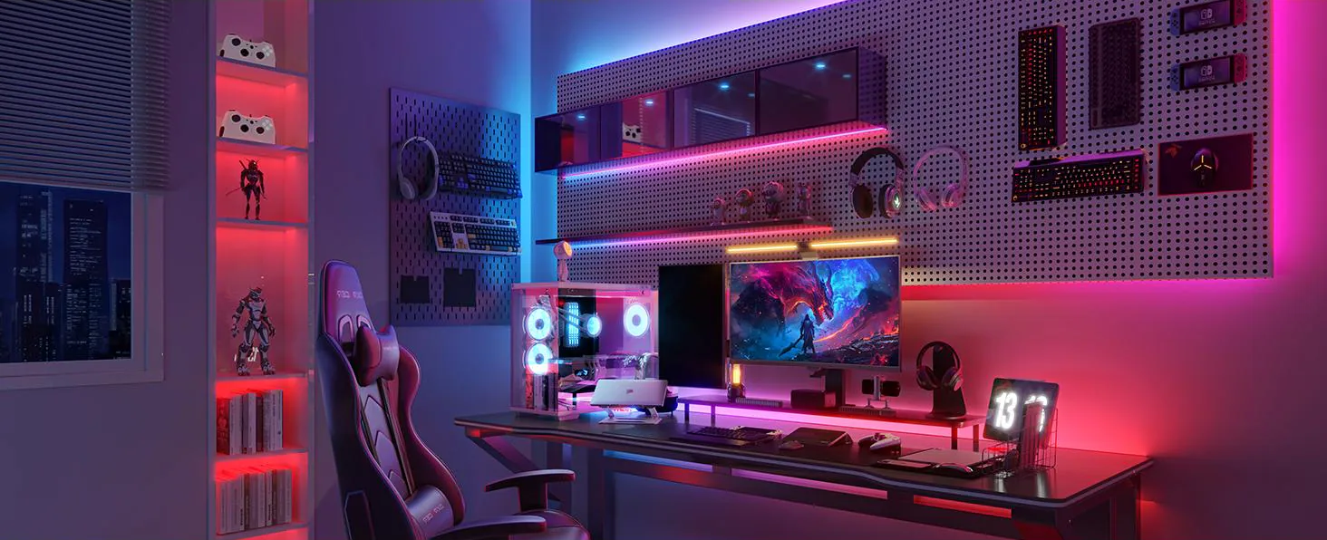 Stanza da gioco con scrivania, PC, monitor e scaffali con controller e statuette. La stanza è illuminata da luci al neon.