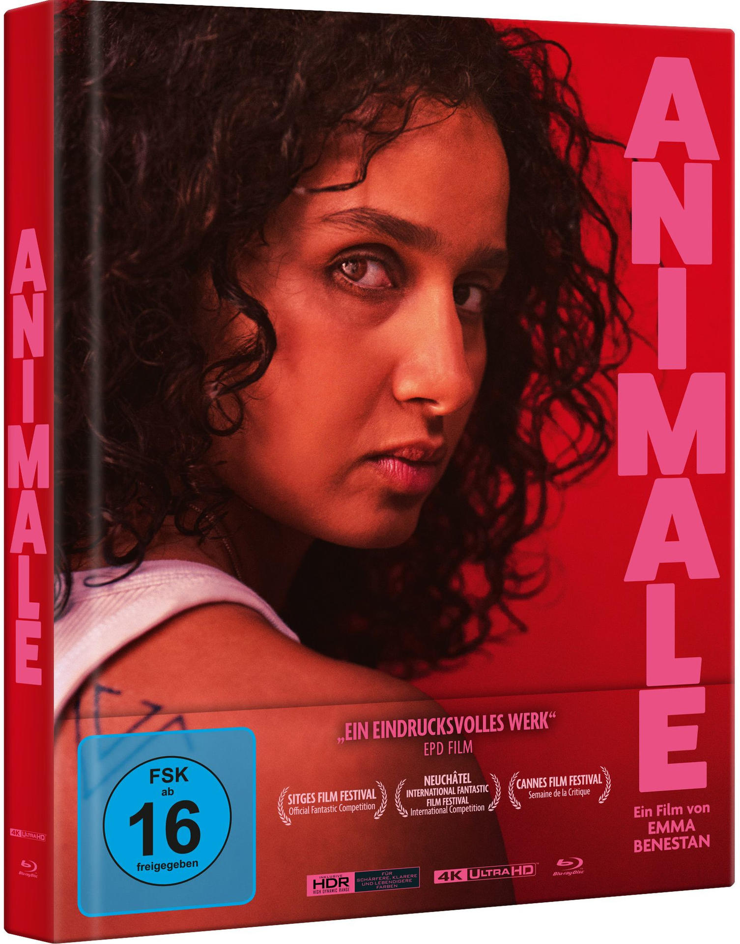 Filmcover. Eine Frau mit dunklen Haaren schaut den Betrachter an. Der Titel 'ANIMALE' steht seitlich. Rote und rosa Farben.