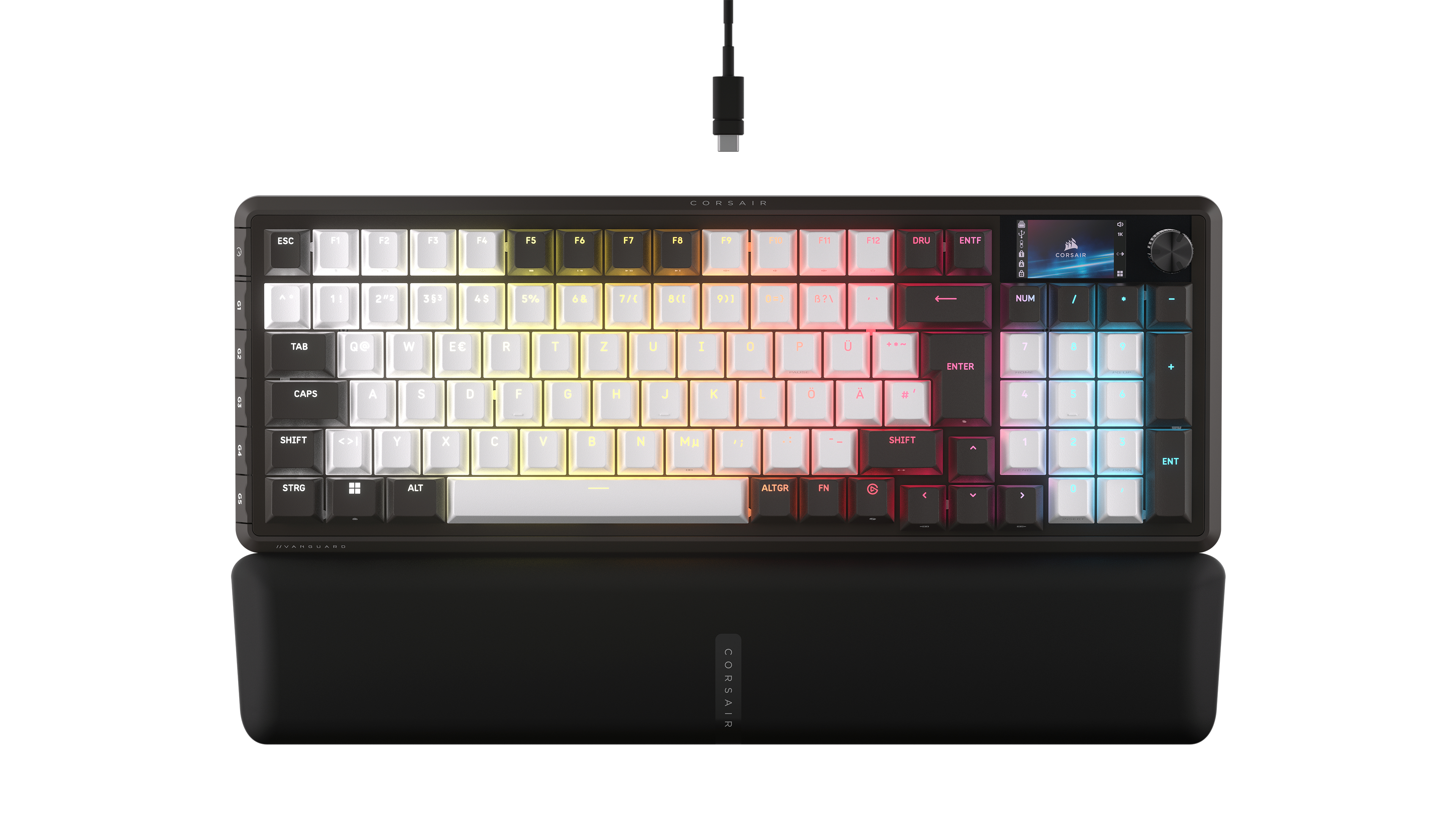 Schwarze Corsair-Tastatur mit weißen und bunten Tasten, schwarze Handgelenkauflage. Ein USB-C-Kabel ist angeschlossen.