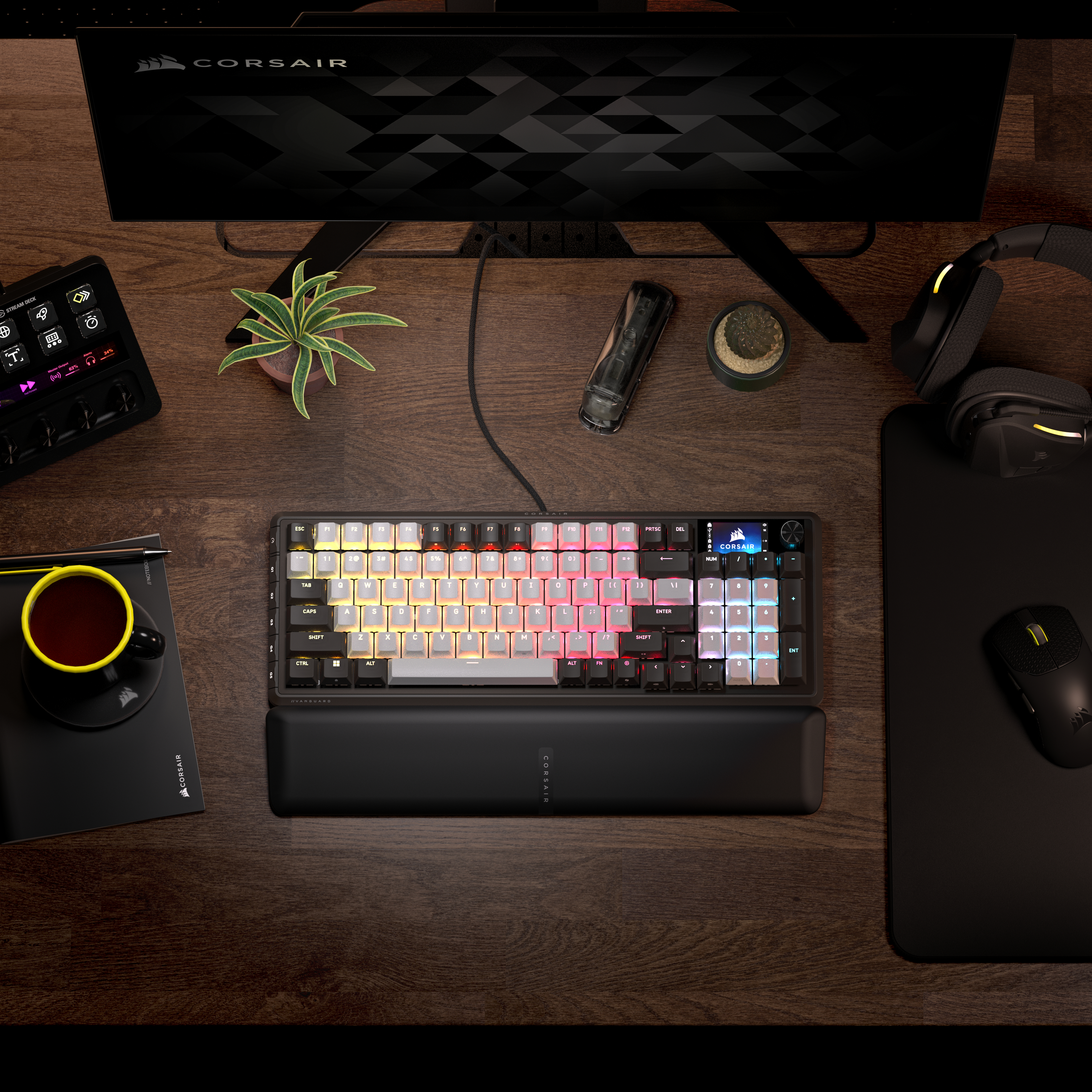 Ein Schreibtisch-Setup mit Tastatur, Maus, Headset und Stream Deck. Eine Tasse Kaffee und eine kleine Pflanze sind ebenfalls vorhanden.