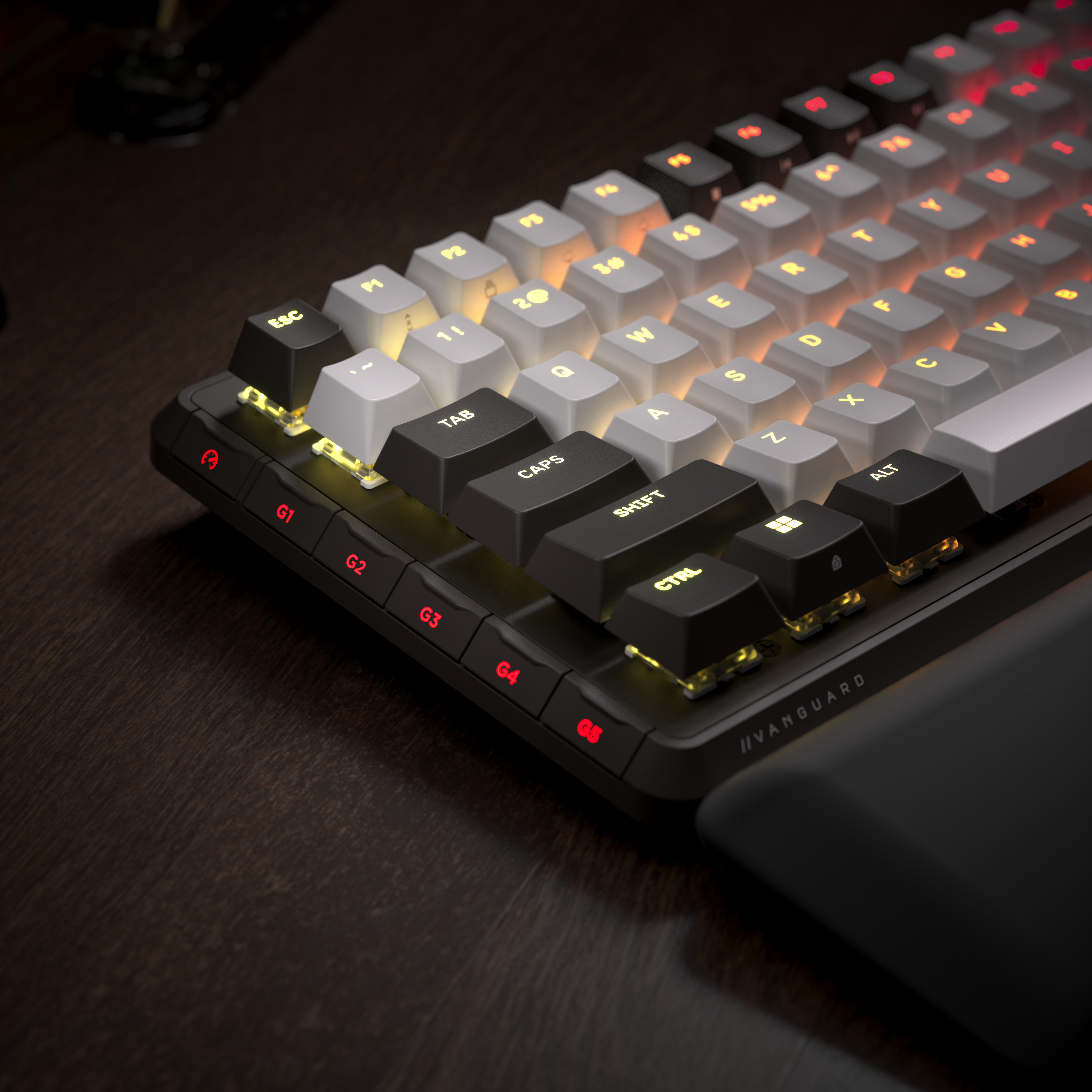Nahaufnahme einer mechanischen Tastatur. Schwarze Basis, weiße und schwarze Tasten, beleuchtet. Die Tastatur liegt auf Holz.