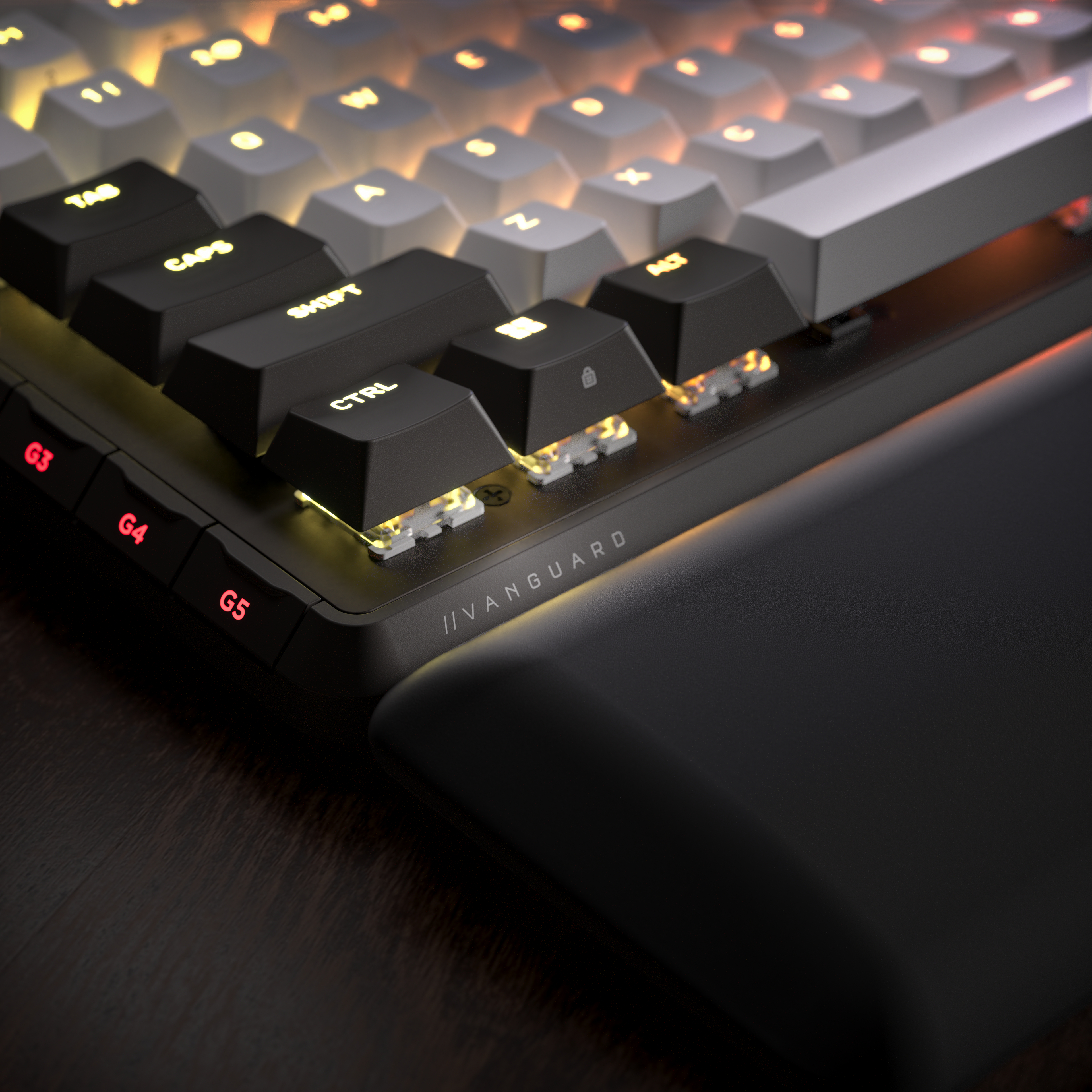 Nahaufnahme einer mechanischen Tastatur mit beleuchteten Tasten. Schwarze und weiße Tasten sind sichtbar. Die Handballenauflage ist schwarz.