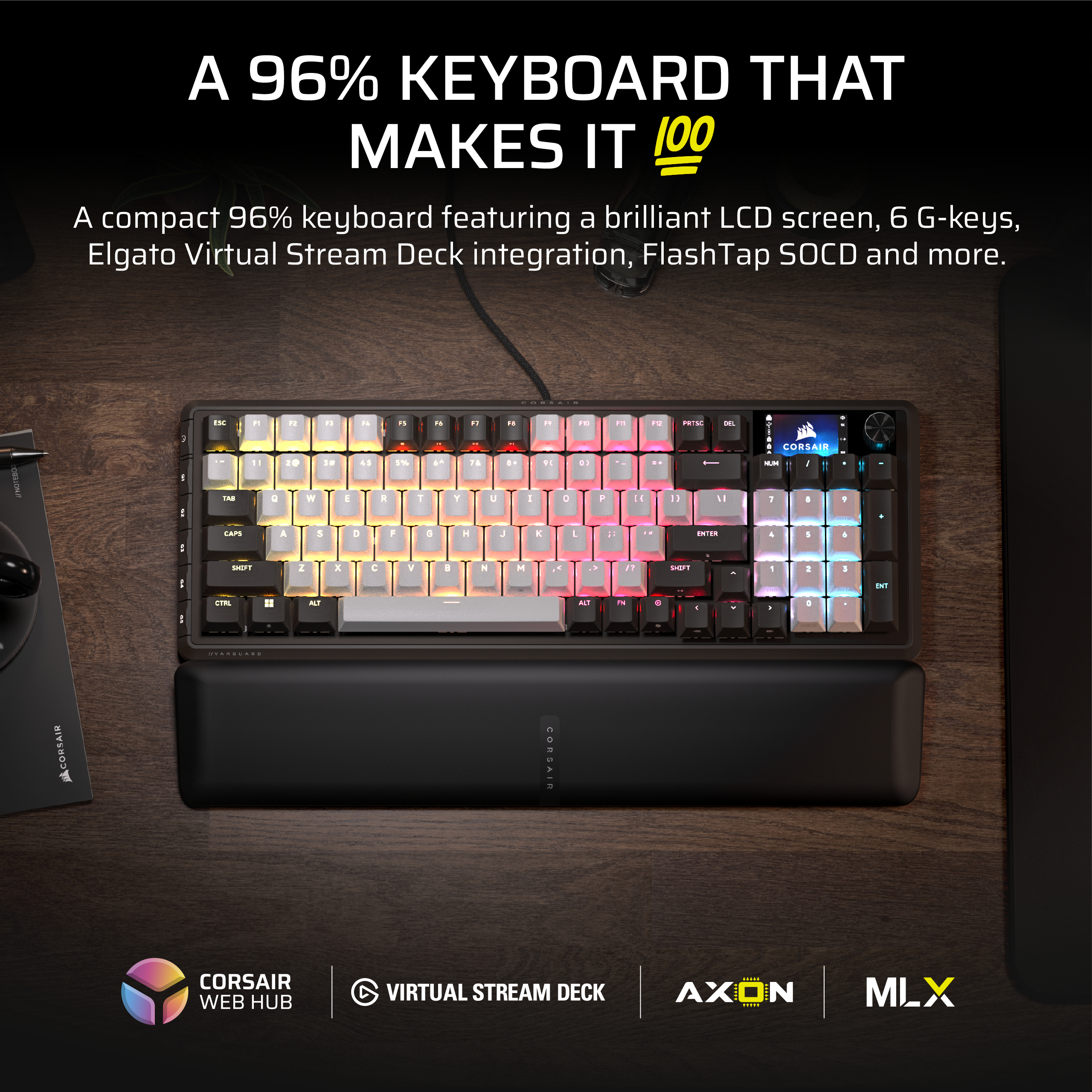 Eine 96 %-Tastatur mit LCD-Bildschirm, G-Tasten und Handballenauflage auf Holz. Corsair-Branding sichtbar.