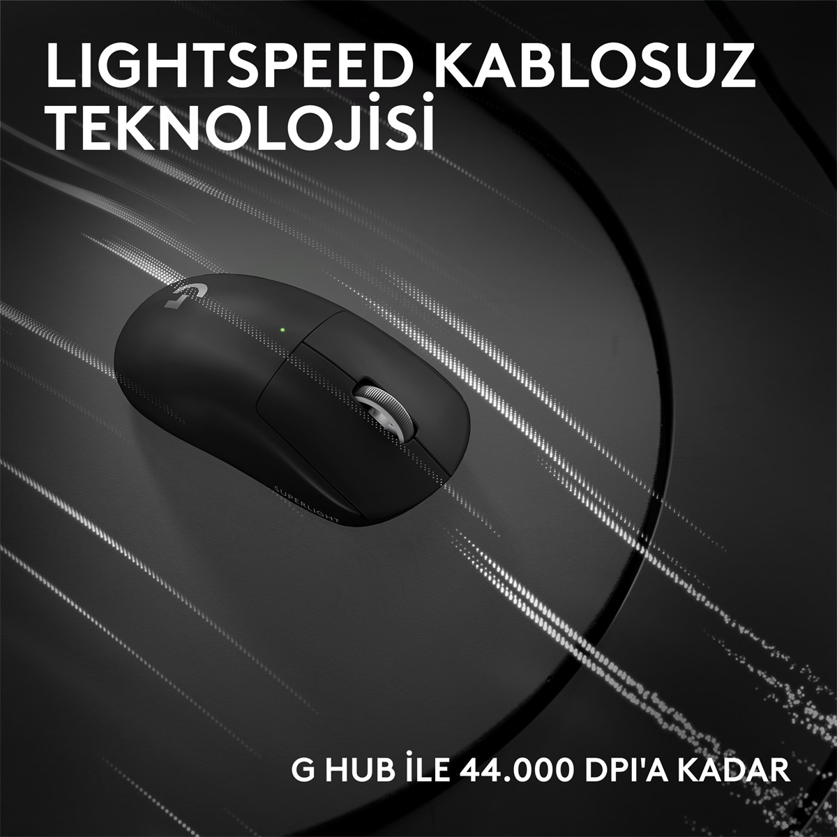 Gümüş kaydırma tekerleği olan siyah bir kablosuz fare, 'LIGHTSPEED KABLOSUZ TEKNOLOJISI' yazan karanlık bir yüzey üzerinde.
