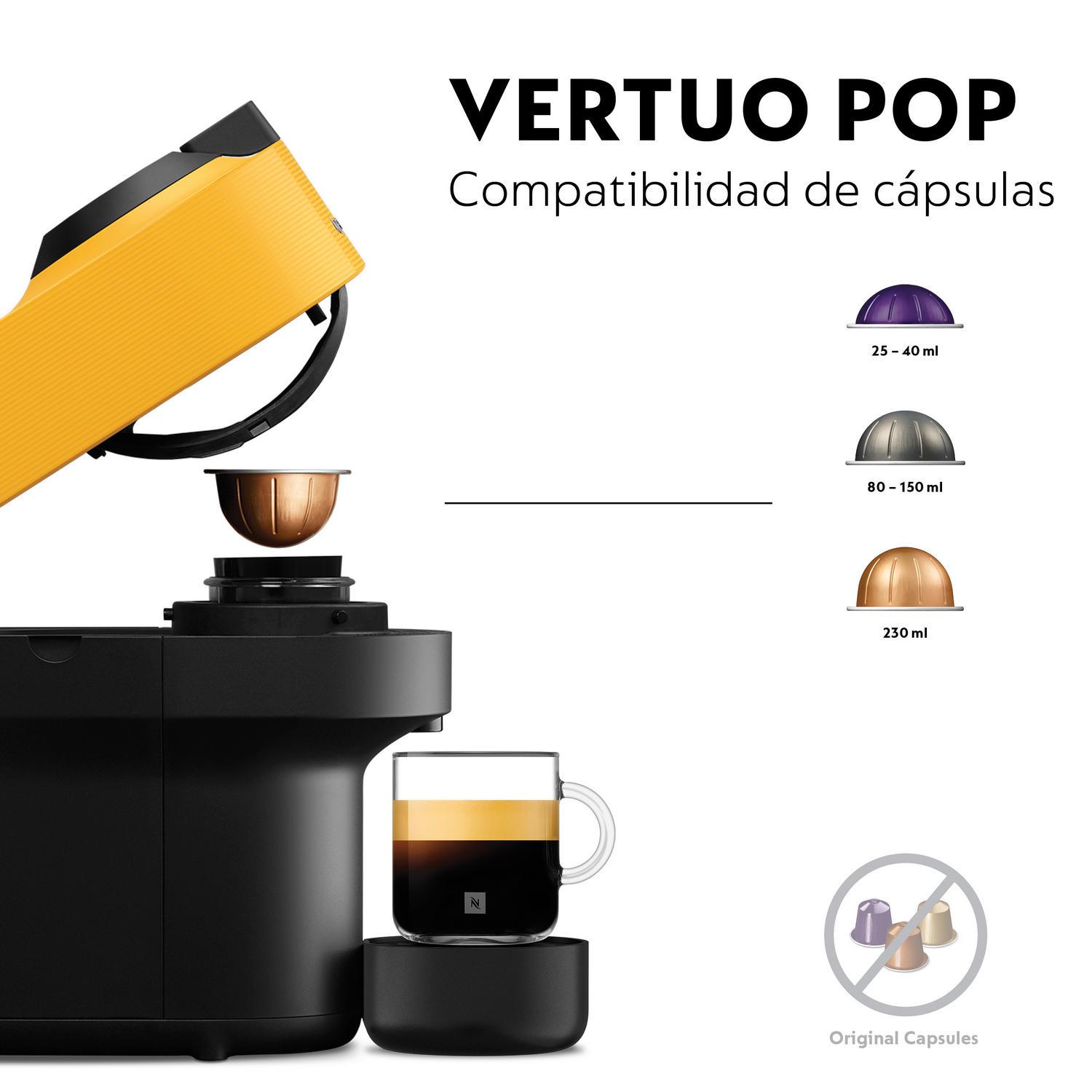 Una cafetera negra Vertuo Pop con brazo amarillo, una taza de café y cápsulas de diferentes tamaños.