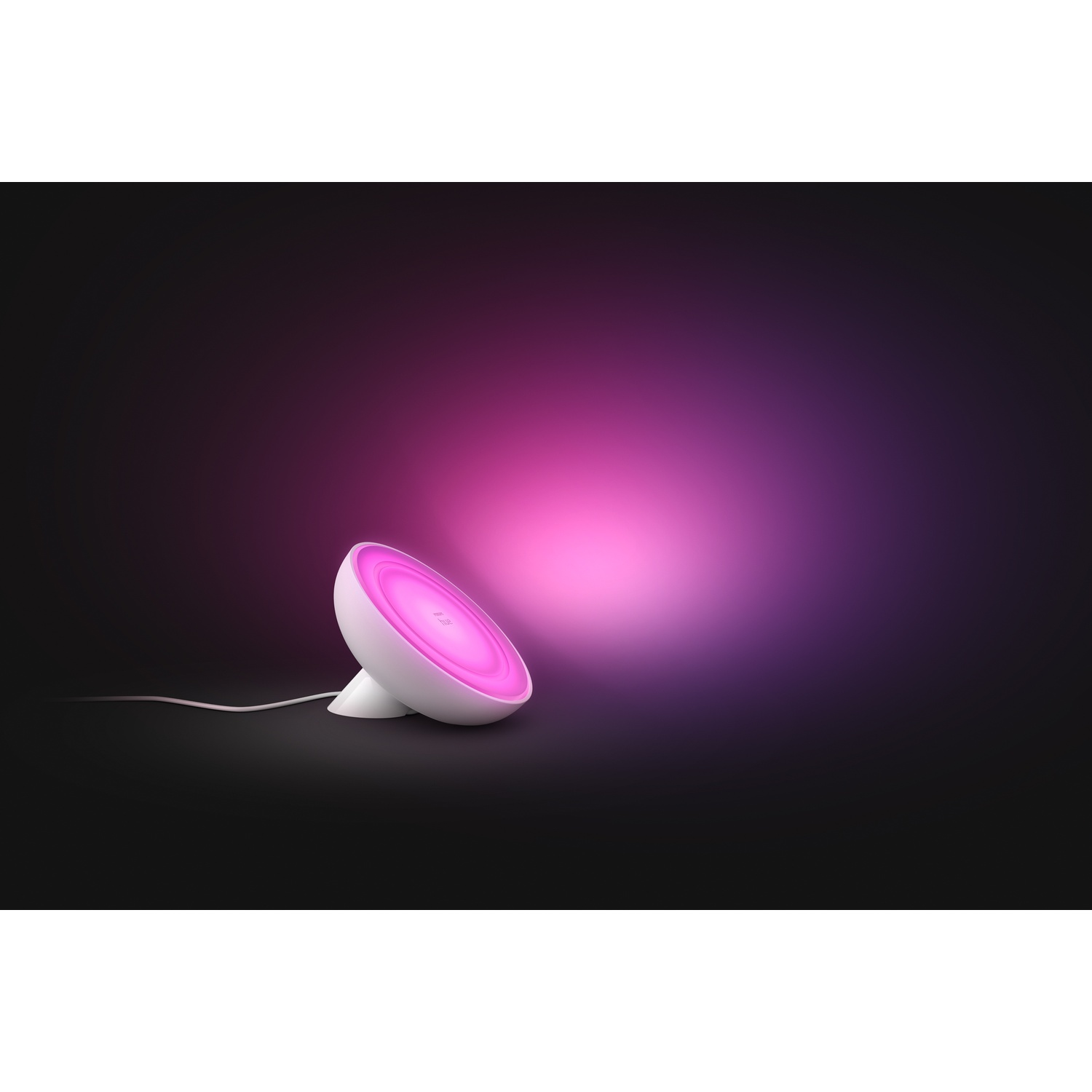 Una lampada bianca e rotonda con luce rosa su una superficie scura. Lo sfondo sfuma dal rosa al viola scuro.