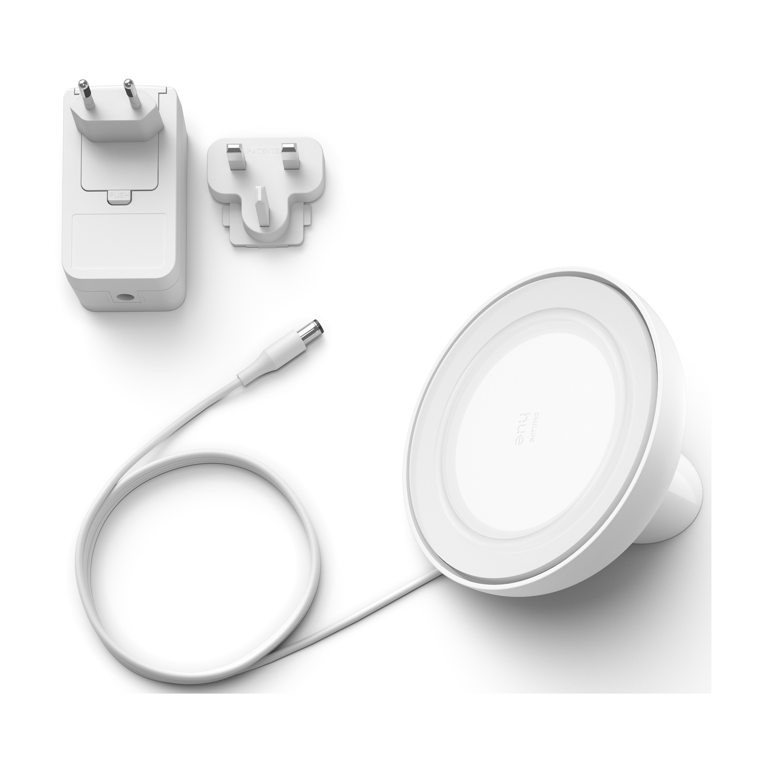Caricabatterie wireless bianco, adattatore di alimentazione e spina su sfondo bianco. Un cavo collega il caricabatterie all'adattatore.