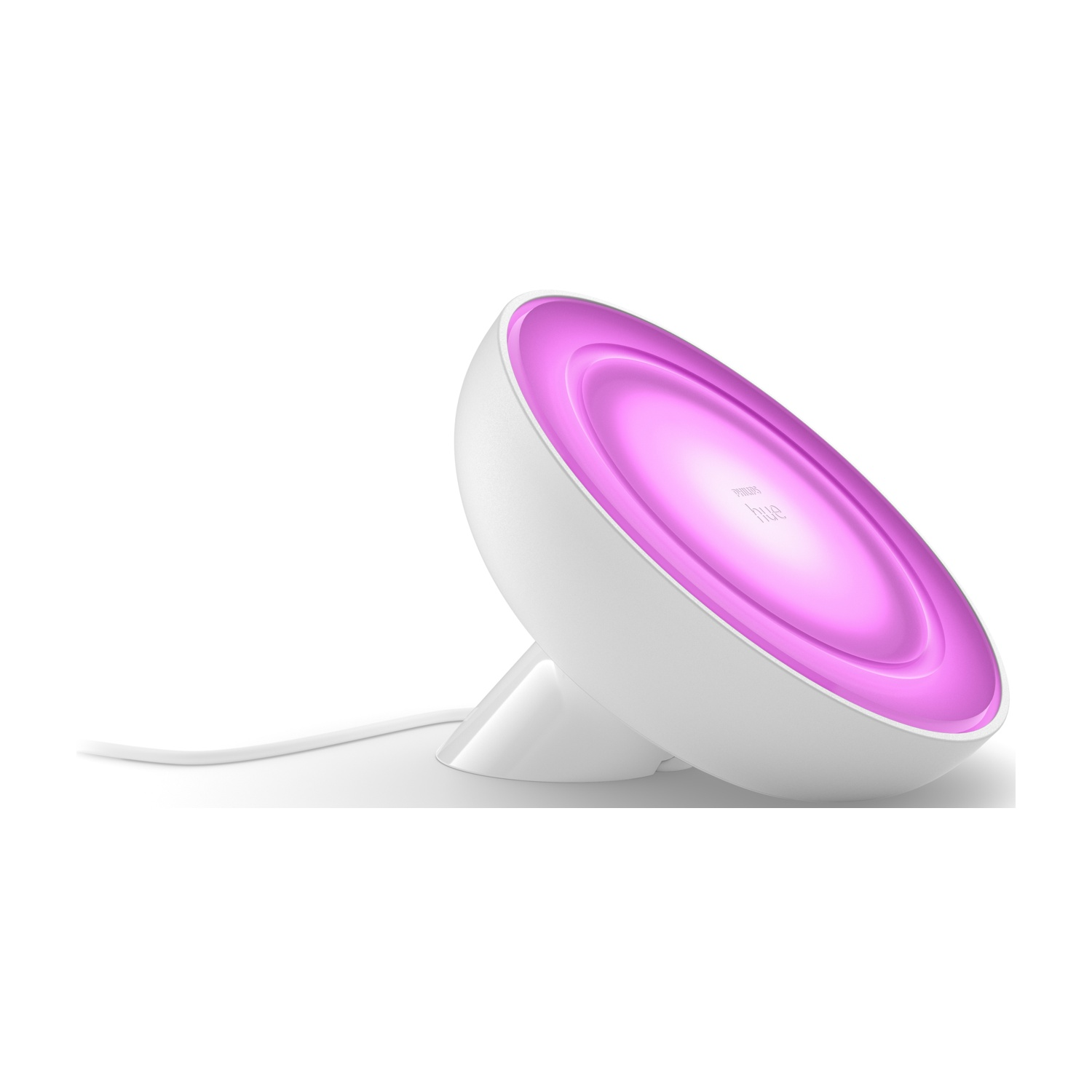 Una lampada Philips Hue bianca con bagliore rosa. È su una superficie bianca con un cavo bianco.