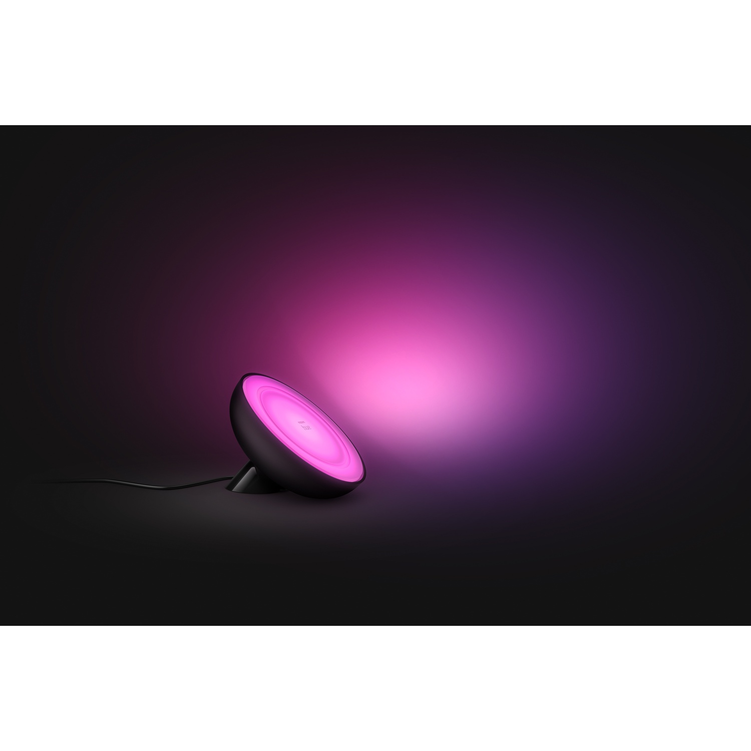 Una lampada nera e rotonda con bagliore rosa su sfondo scuro. Un cavo parte dalla lampada.