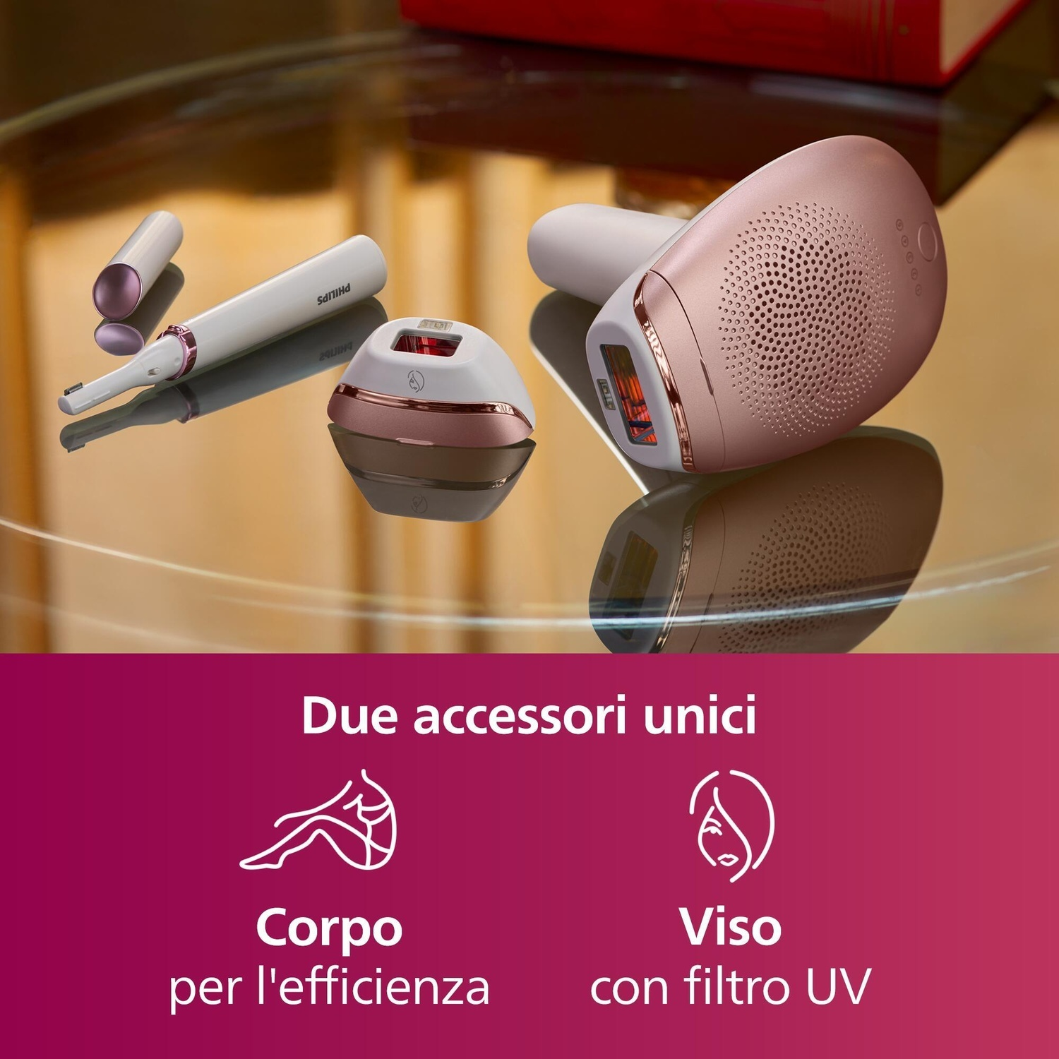 Un dispositivo di epilazione IPL e accessori sono esposti su una superficie riflettente. Il testo indica l'uso per corpo e viso, con filtro UV.