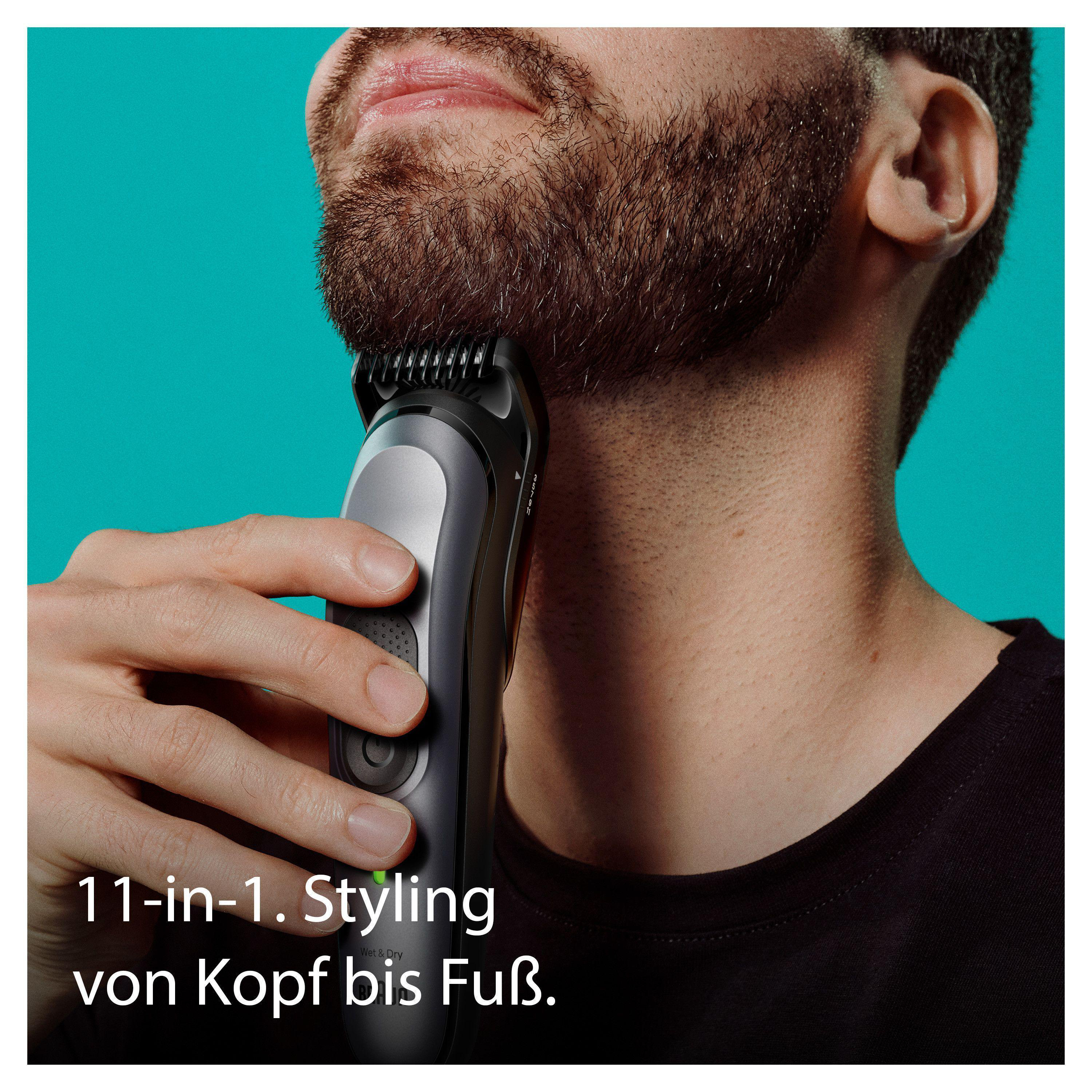 Ein Mann rasiert seinen Bart mit einem elektrischen Trimmer. Text: '11-in-1. Styling von Kopf bis Fuß' auf türkisfarbenem Grund.