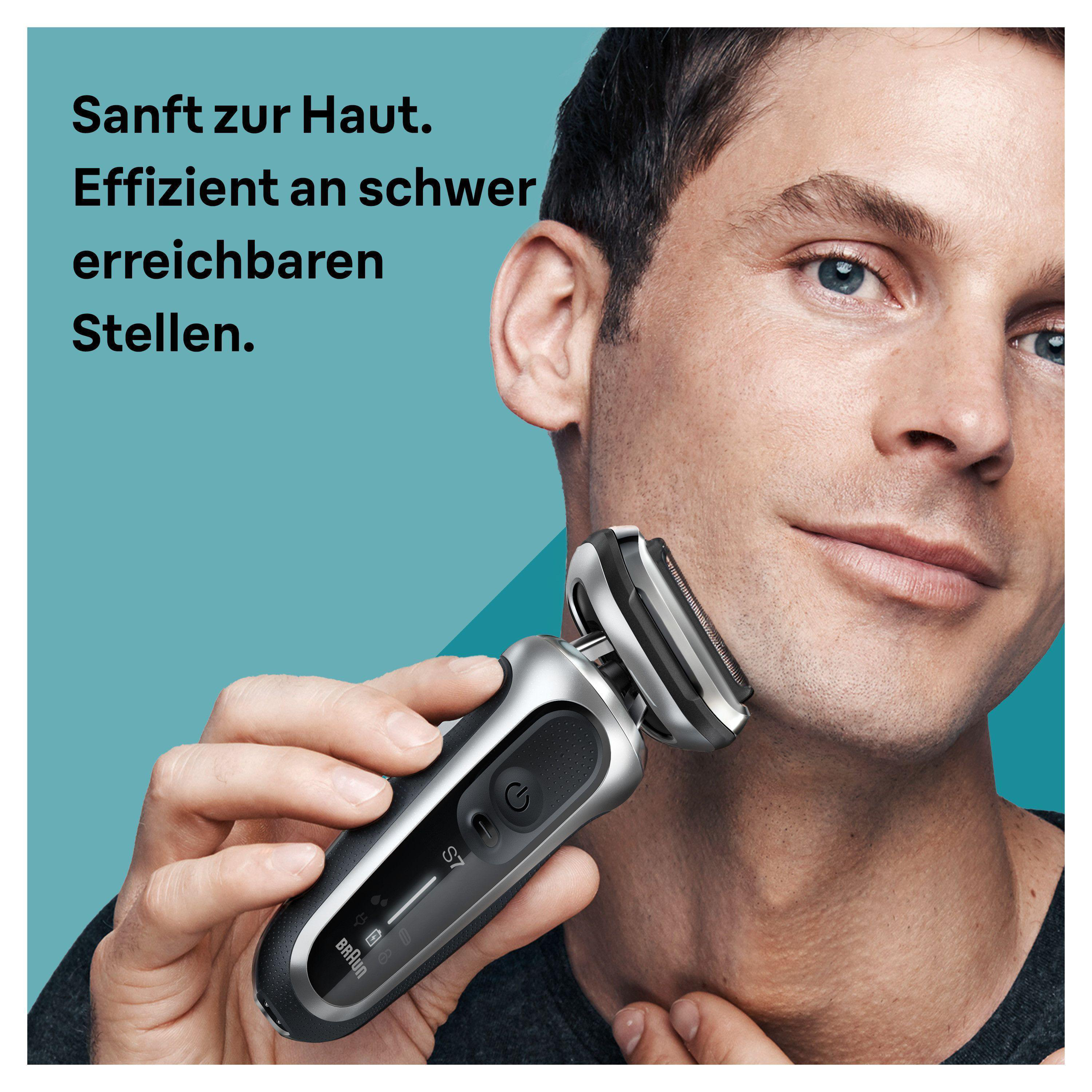 Ein Mann rasiert sich mit einem Elektrorasierer. Der Rasierer ist silber und schwarz. Text links: "Sanft zur Haut."