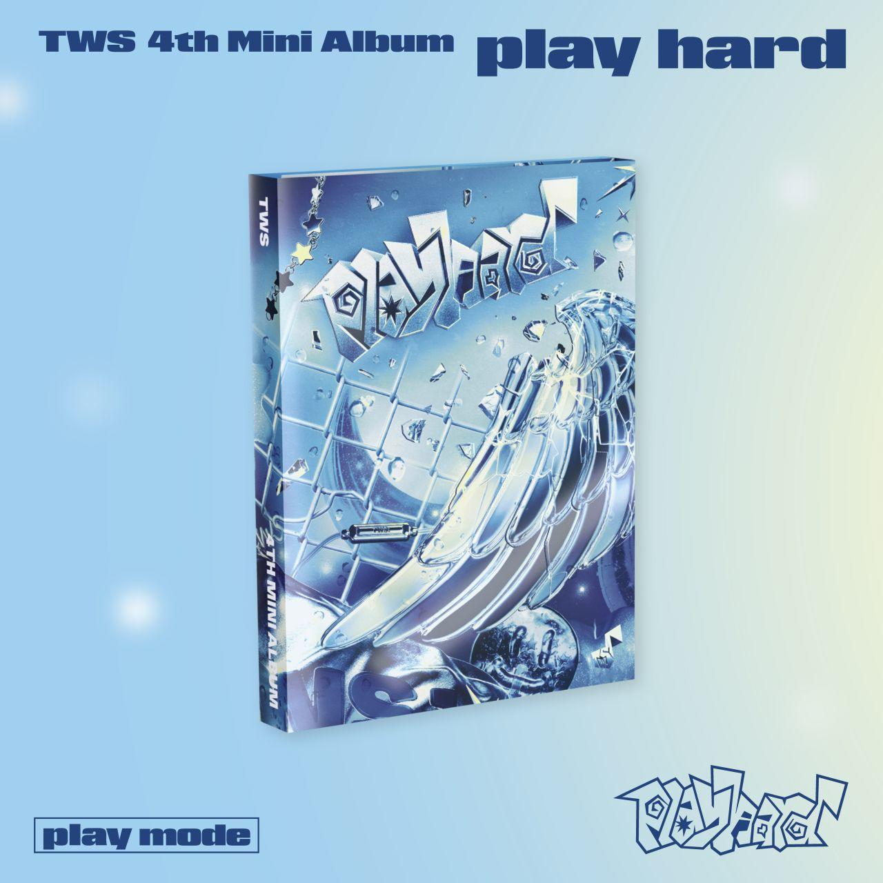 Albumcover mit dem Text 'play hard' und stilisiertem Design. Blaue und silberne Töne dominieren. Der Titel 'TWS 4th Mini Album' ist sichtbar.