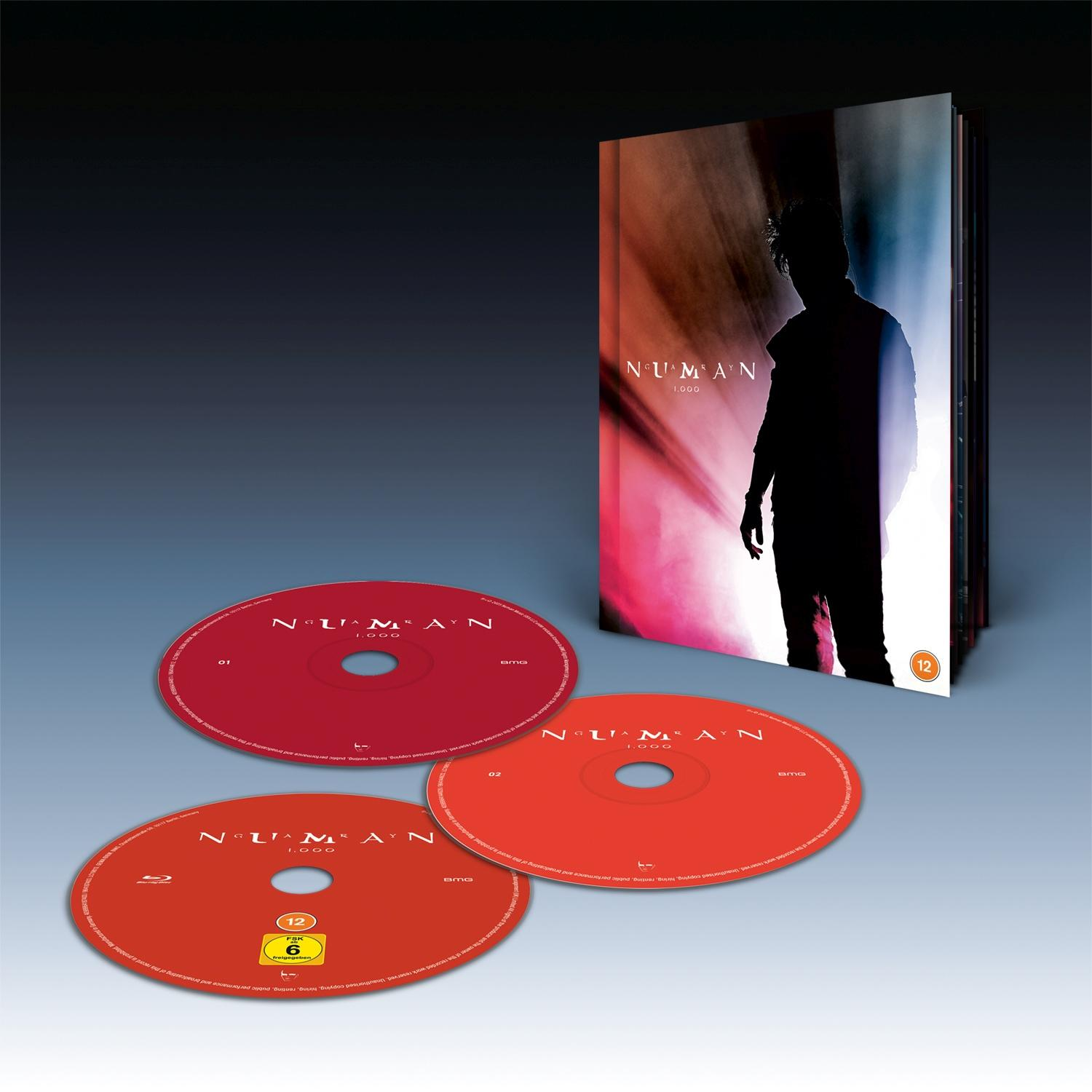 Ein CD-Set mit roten Scheiben, ein Buch mit einer Silhouette und dem Titel 'NUMAN 1.000'. Der Hintergrund ist dunkelblau.