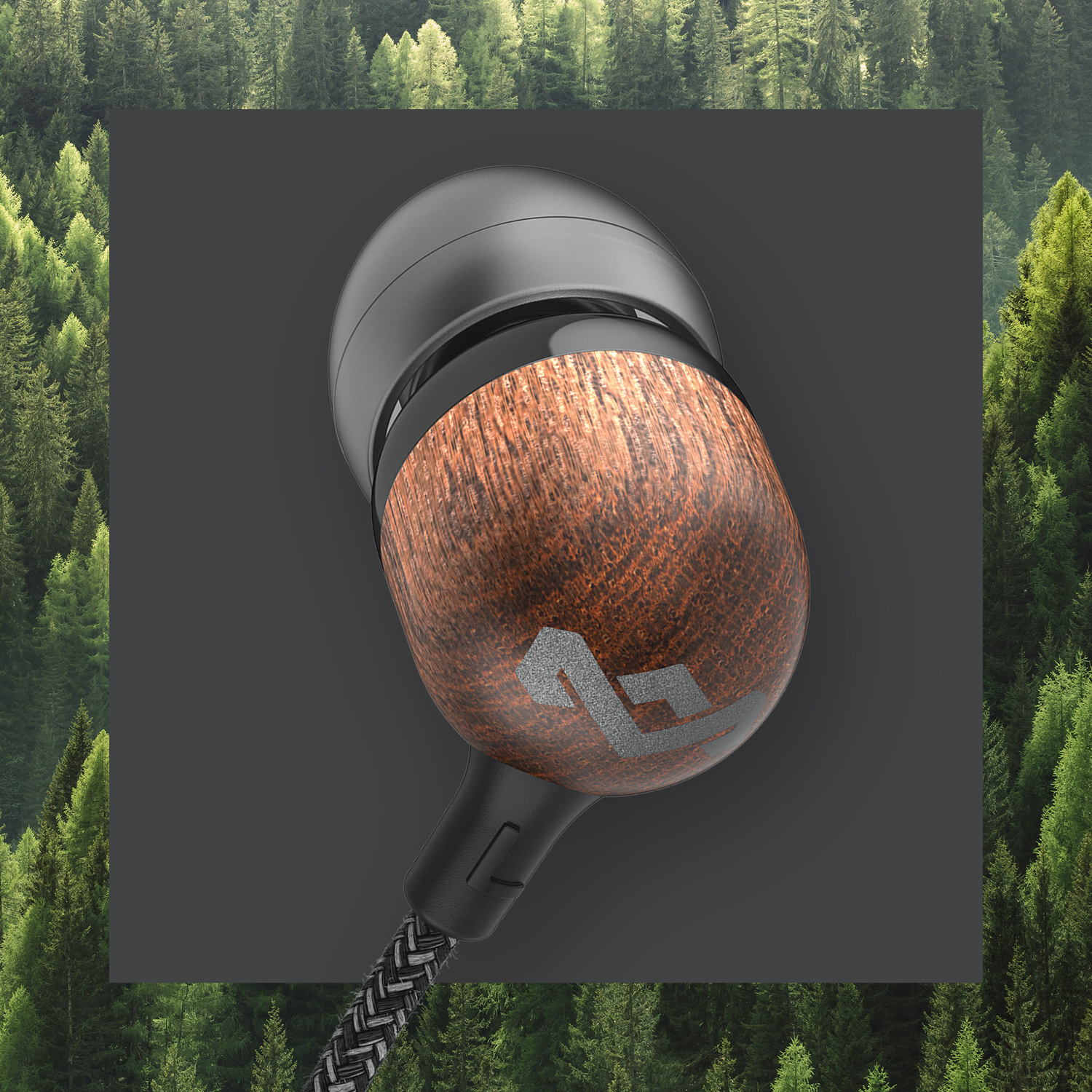 Close-up van een oortelefoon met een houten design en een zwarte kabel. De achtergrond toont een boslandschap.