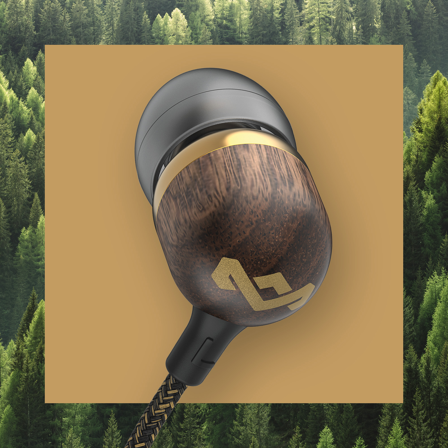 Oordopje met houtnerf, gouden accenten en gouden logo. Afgezet tegen een gouden achtergrond en bosachtergrond.