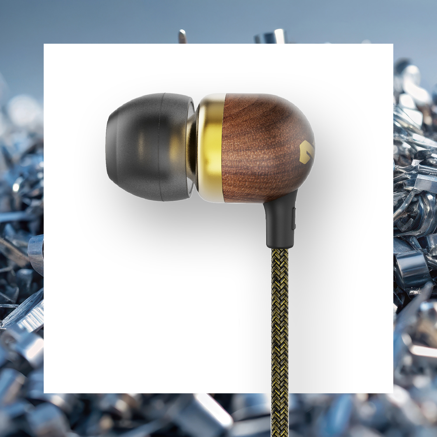 Oordopje met houten en gouden details, zwarte punt en gevlochten kabel. Achtergrond: metaalsplinters en een vage blauwe gradiënt.