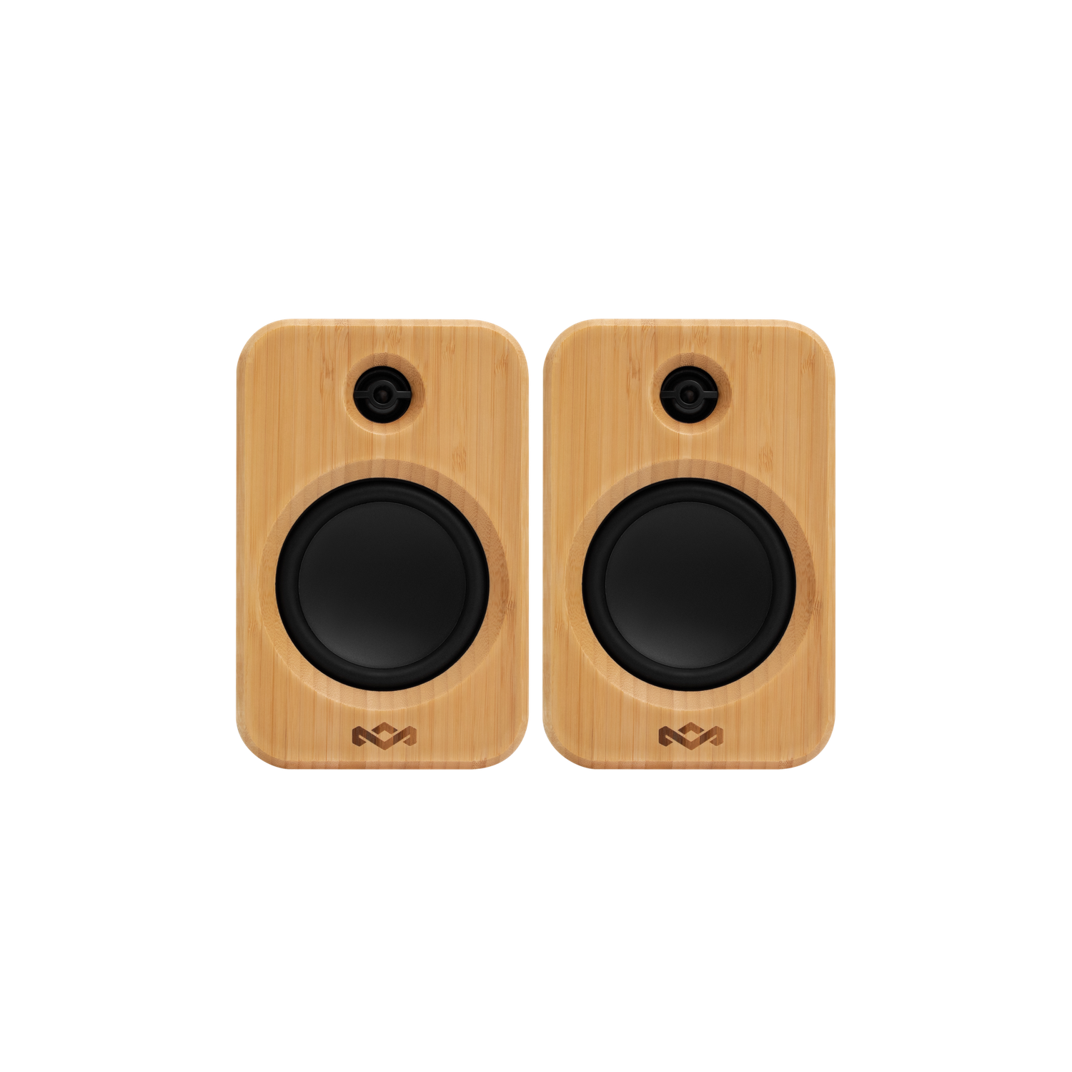 Twee houten luidsprekers met zwarte conussen en een klein logo, tegen een zwarte achtergrond.