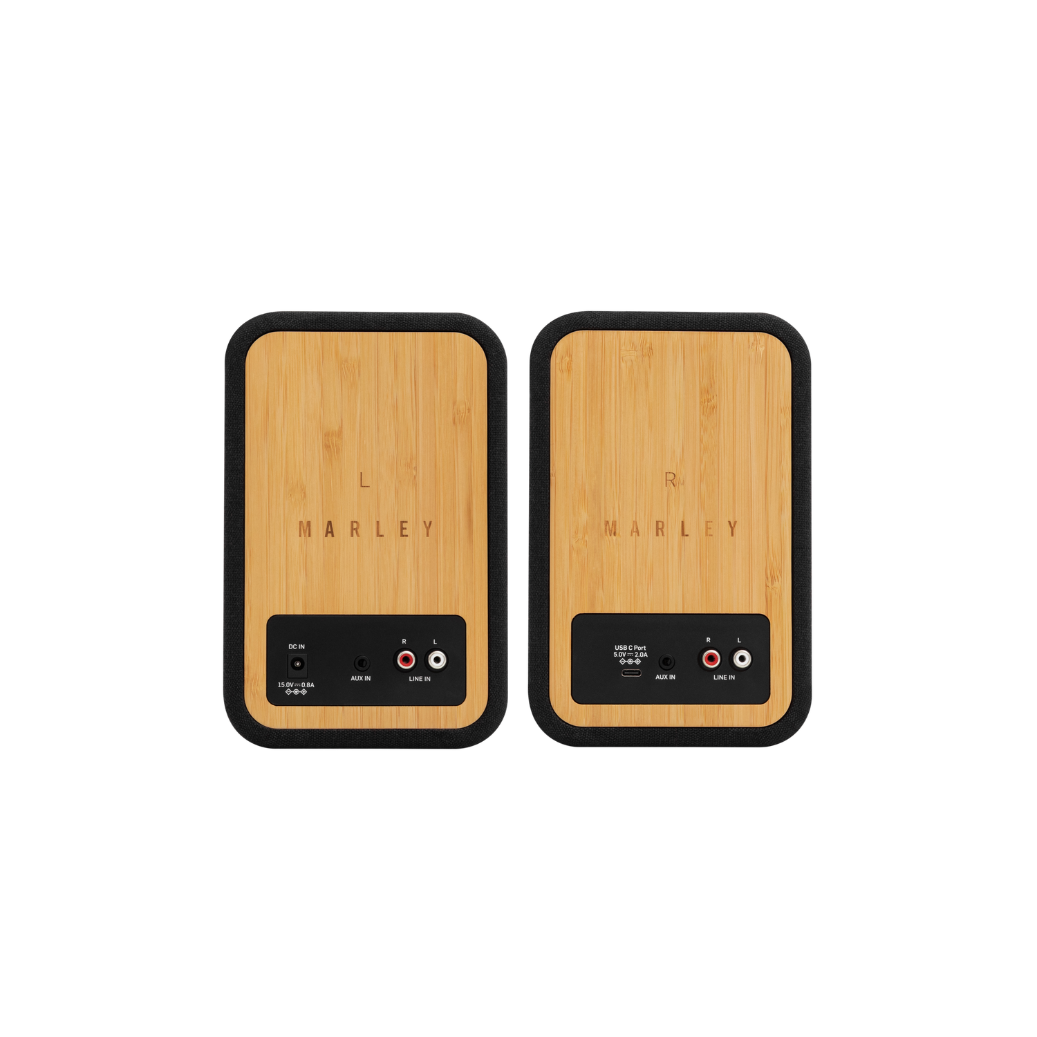 Twee luidsprekers, bamboekleurige voorkanten, zwarte randen en zwarte panelen aan de onderkant met ingangen en het Marley-logo. Geïsoleerd op zwart.