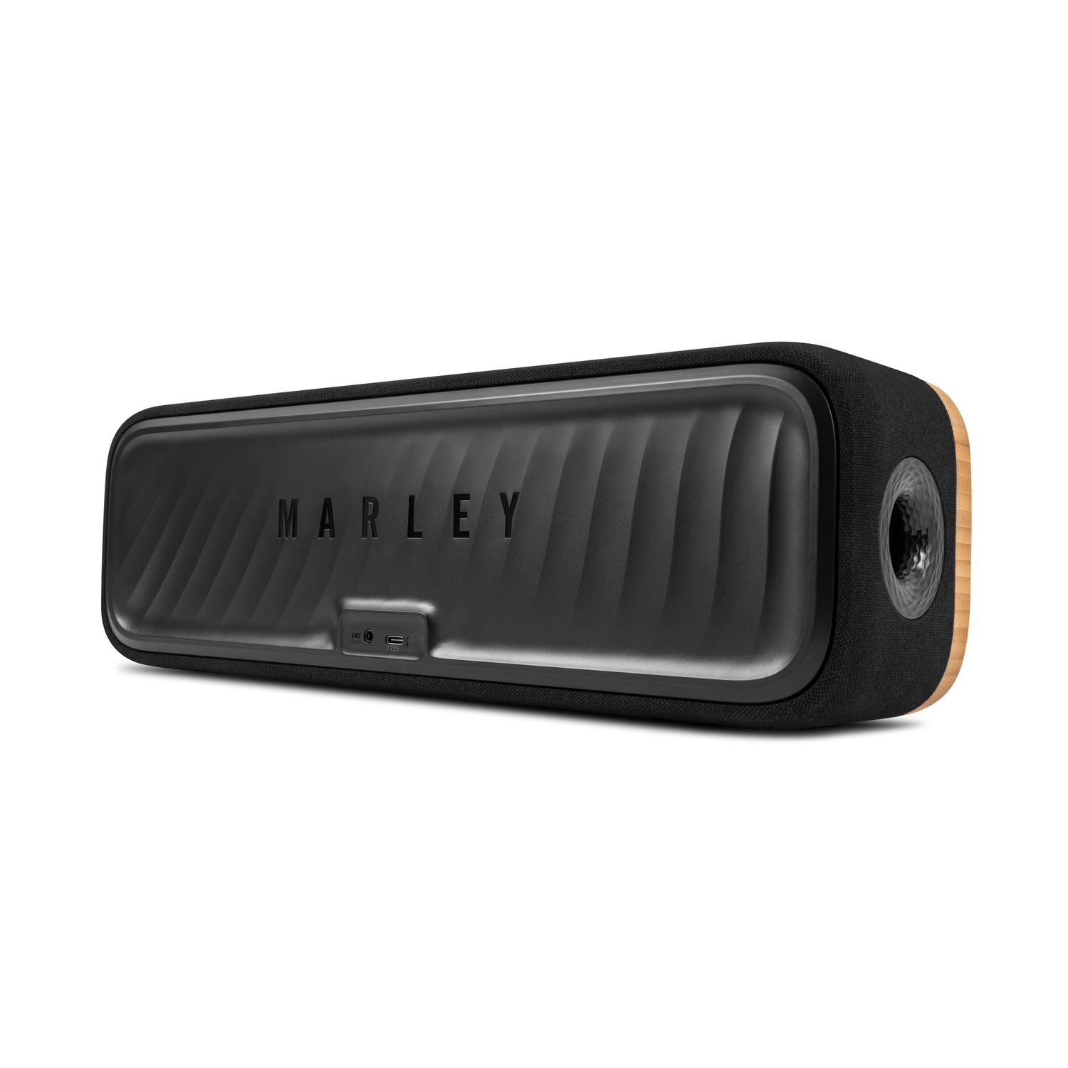 Een zwarte Marley-luidspreker met een houten zijkant. De luidspreker heeft het woord 'MARLEY' erop.