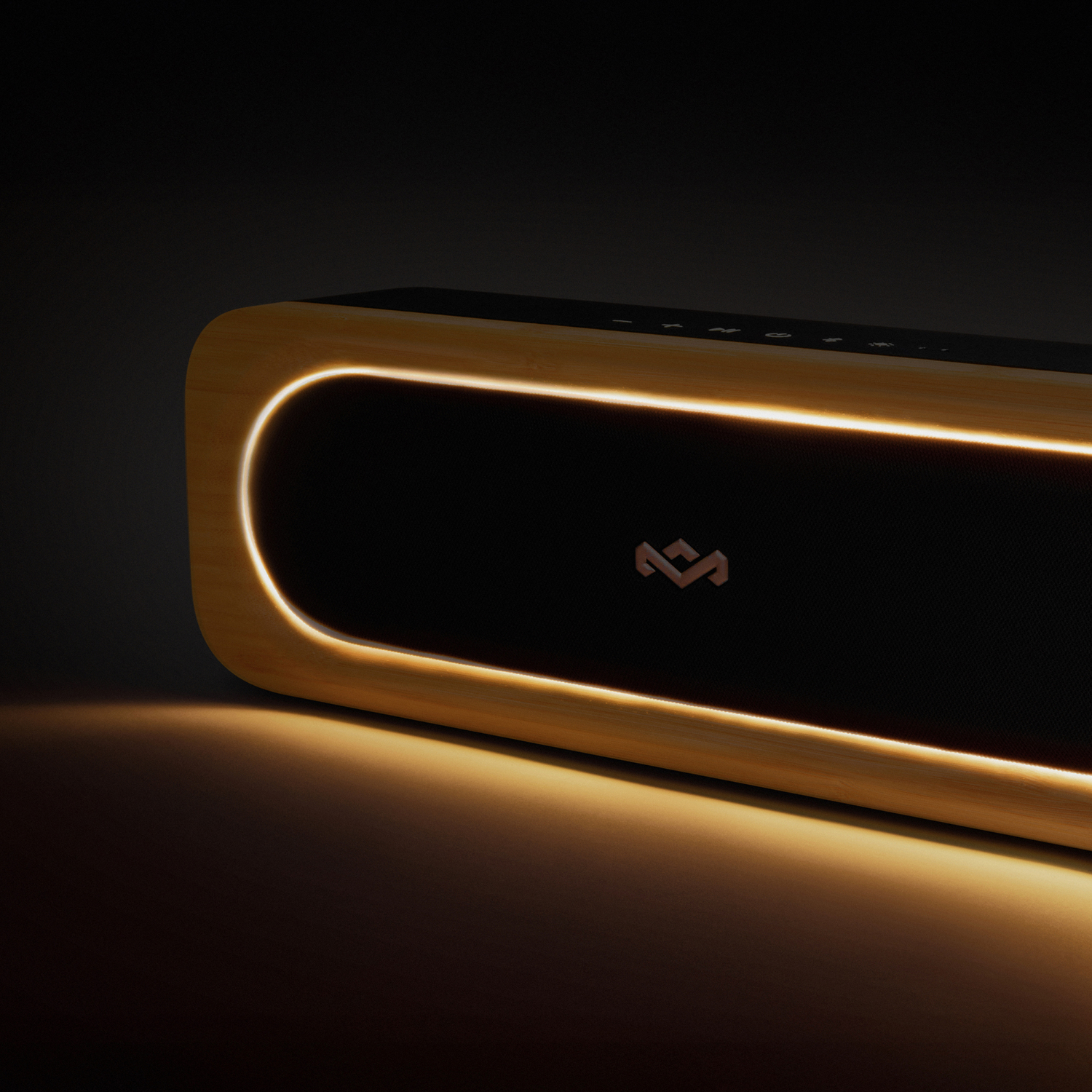 Een houten luidspreker met een gloeiend licht. De luidspreker heeft een zwarte voorkant en een logo. Het licht verlicht de behuizing.