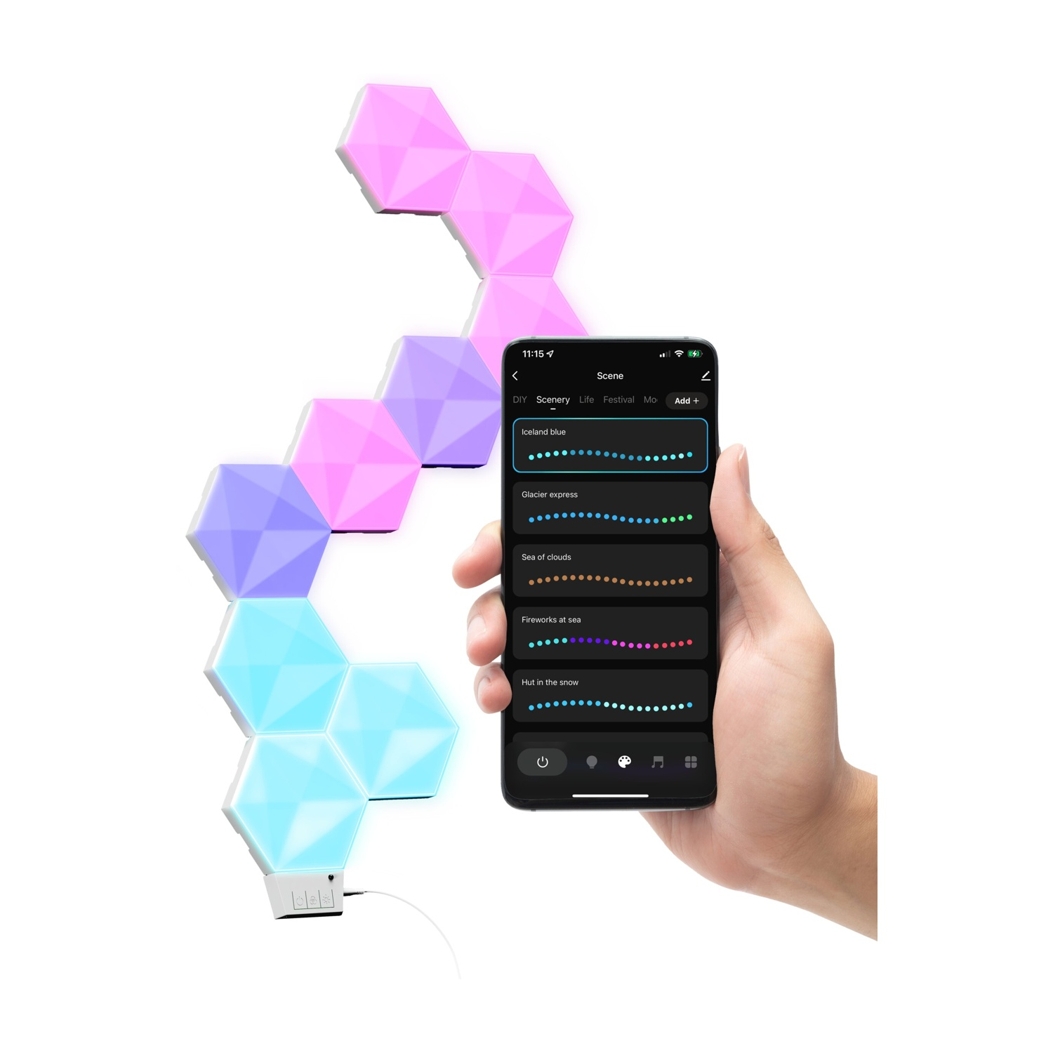 Una mano tiene un telefono che mostra una selezione di scene. Pannelli LED esagonali a sinistra. I pannelli sono di vari colori.