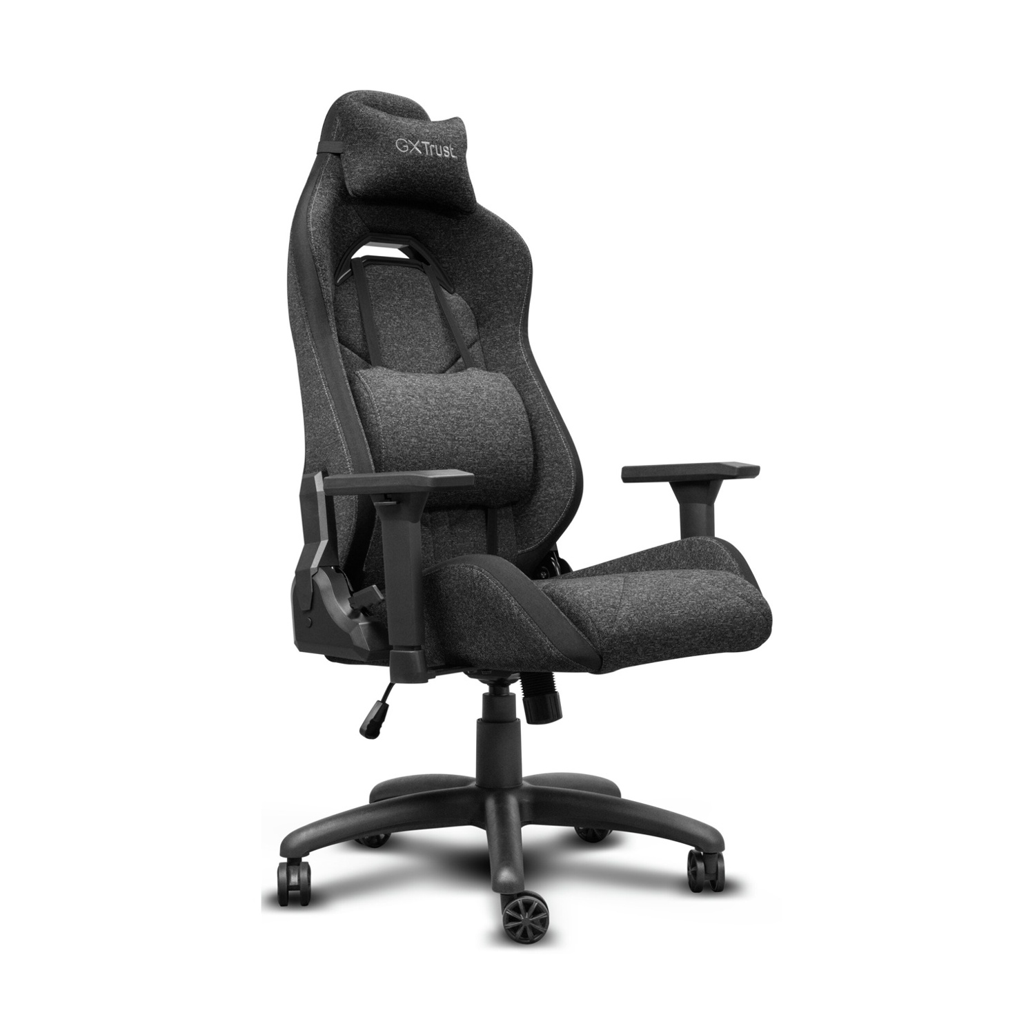 Una sedia da gaming grigia e nera con poggiatesta, supporto lombare, braccioli e ruote. La sedia è su sfondo bianco.