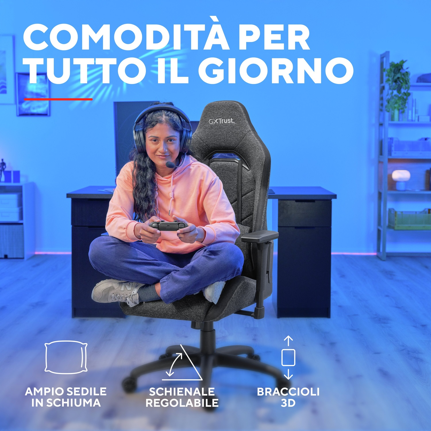 Una persona seduta su una sedia da gioco, con un controller. Il testo sulla sedia recita 'GXTrust'. Lo sfondo ha una scrivania e delle mensole.