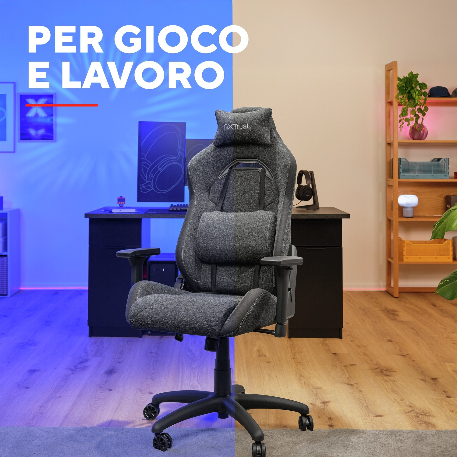 Sedia da gaming in una stanza. La sedia è grigia, con base nera. Una scrivania e scaffali sullo sfondo.
