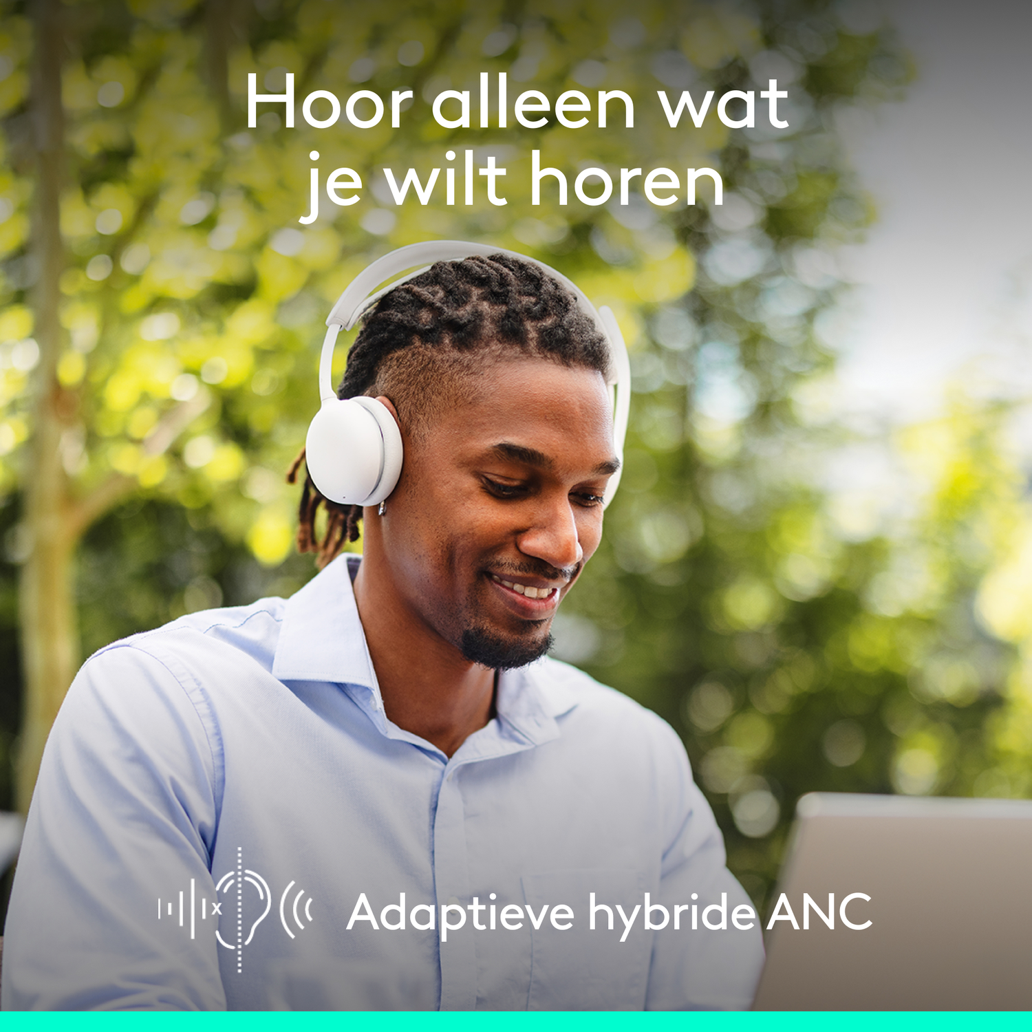 A smiling Black man wearing white headphones, looking at a laptop. The background is a blurry green foliage. Text in Dutch.