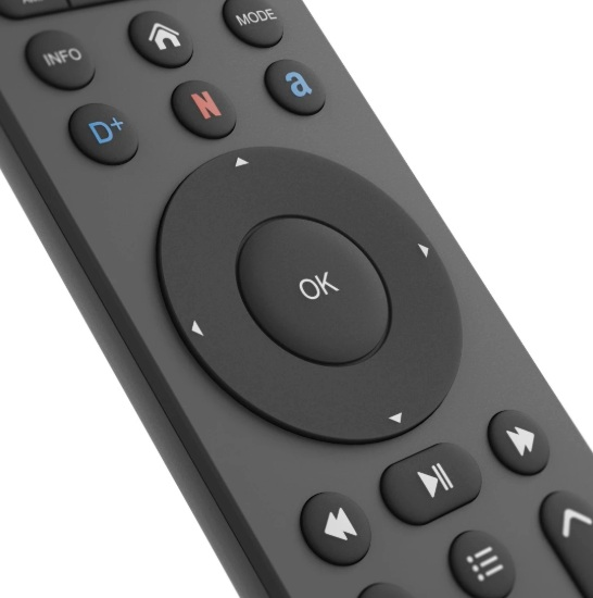 Zbliżenie czarnego pilota. Ma przyciski info, home, Netflix i inne. Centralny przycisk OK jest widoczny.