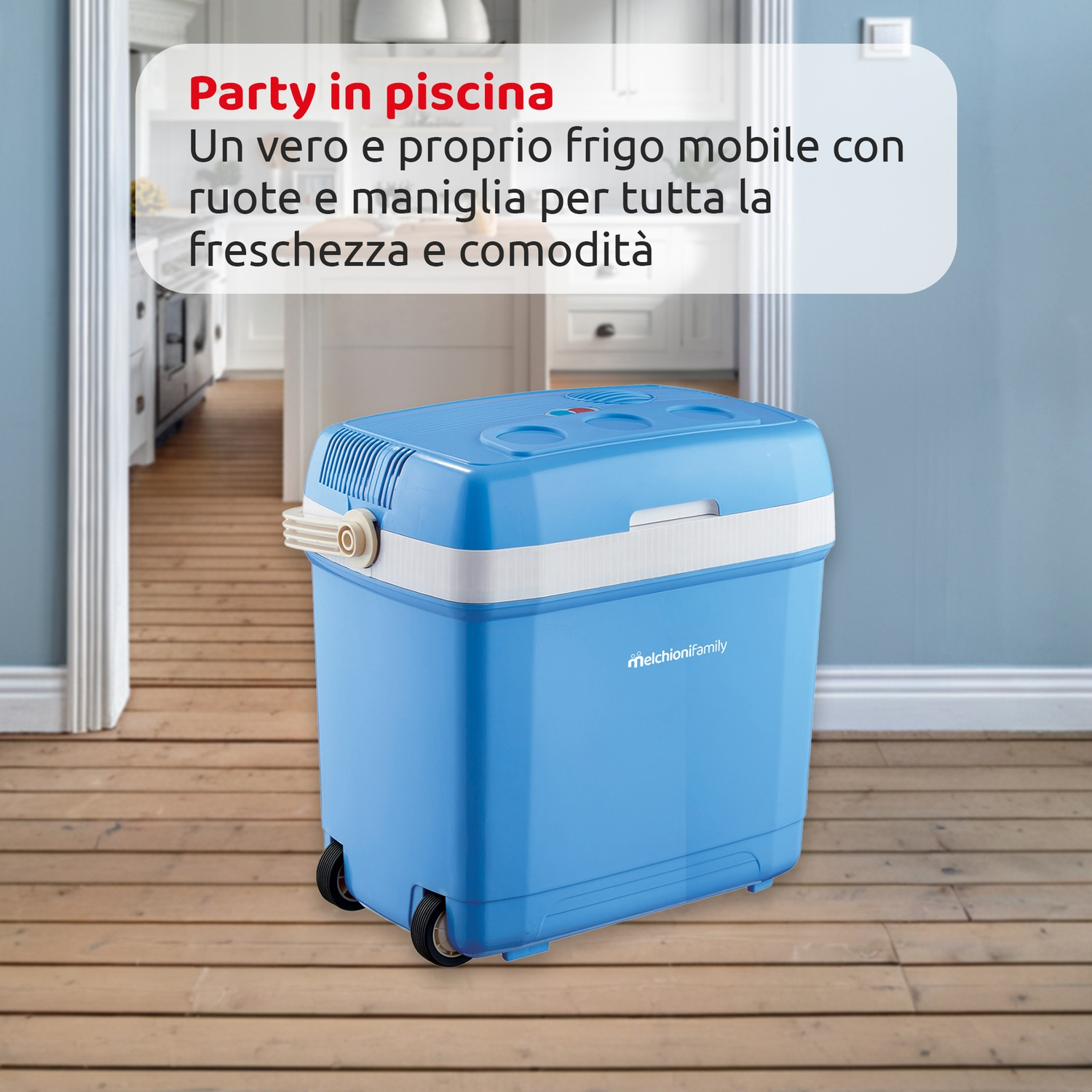 Un frigorifero blu con finiture bianche e ruote su un pavimento in legno. Il testo in alto dice 'Party in piscina'.