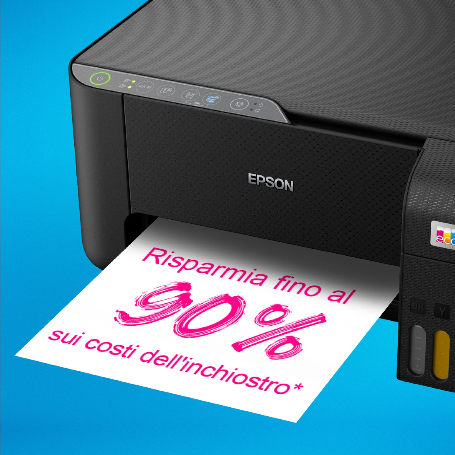 Stampante Epson nera che stampa un foglio con testo rosa, annunciando risparmi fino al 90% sui costi dell'inchiostro. Sfondo blu.