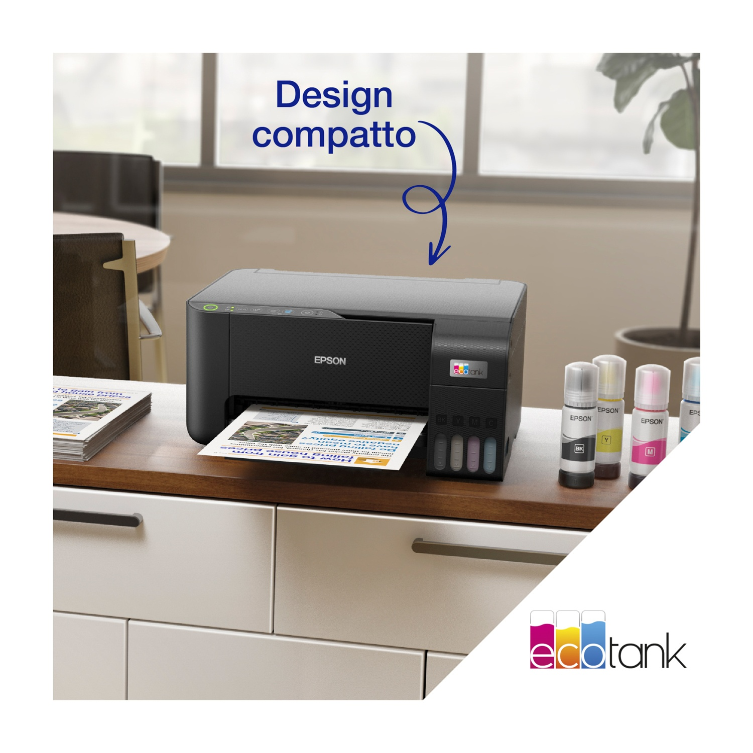 Stampante Epson nera su un mobile bianco con bottiglie d'inchiostro. C'è un foglio stampato nella stampante. Il testo 'Design compatto' è visibile.