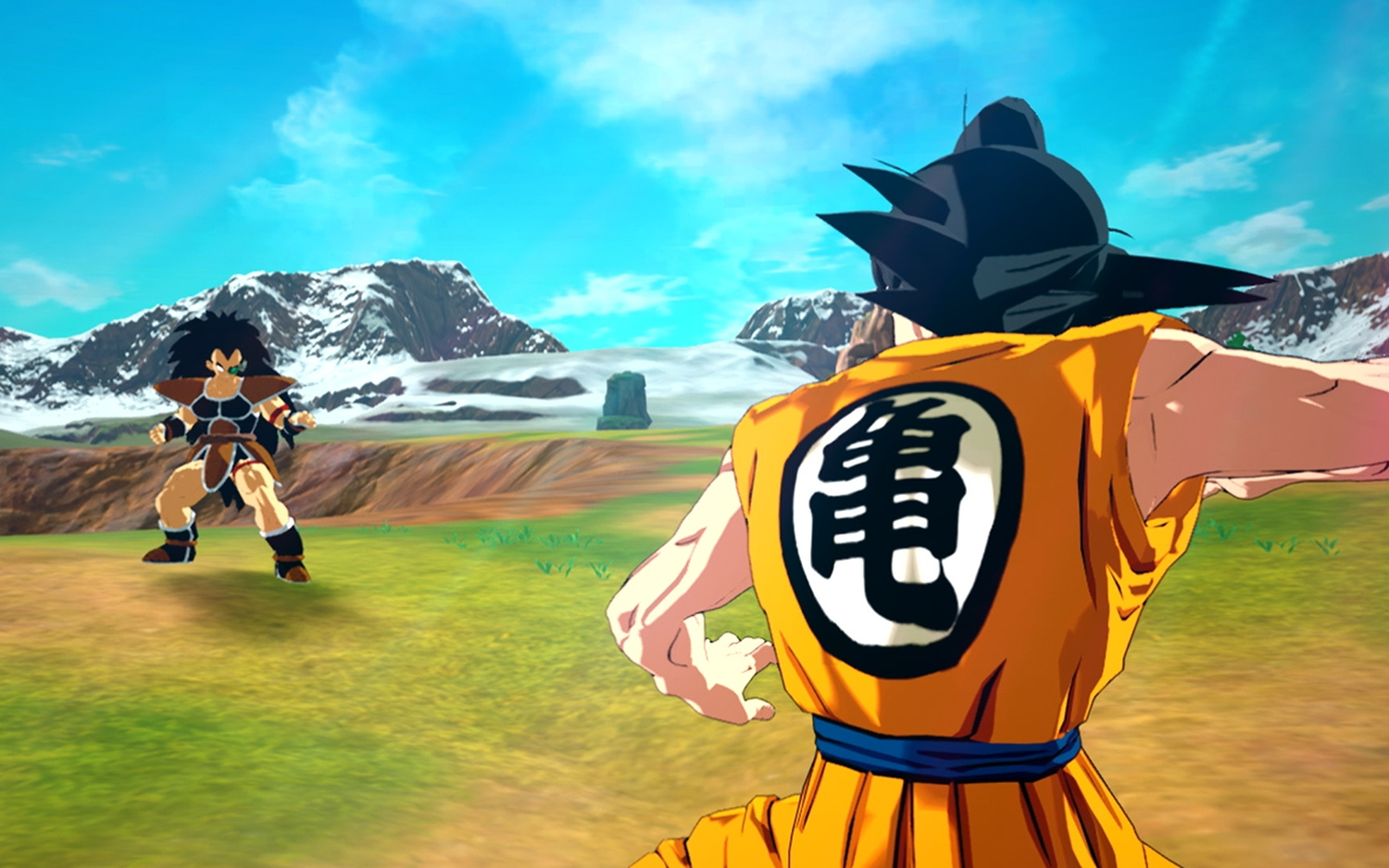 Goku affronta Raditz in una scena di Dragon Ball. Goku in arancione, Raditz in marrone, sfondo montuoso, cielo blu ed erba verde.