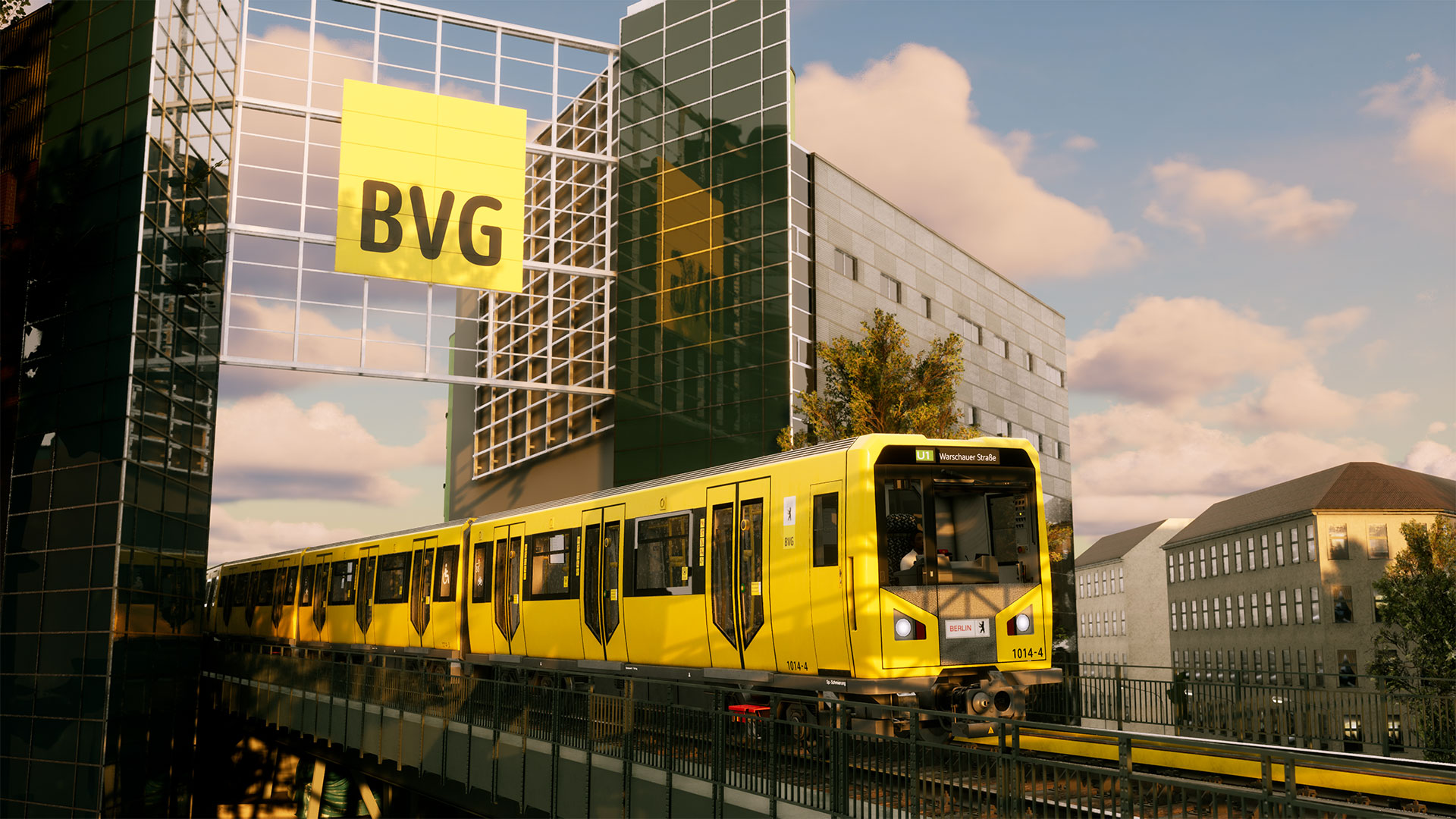 Gelber BVG-Zug auf Gleisen. Gebäude und ein BVG-Schild im Hintergrund. Wolkenhimmel. Moderne Stadtszene.