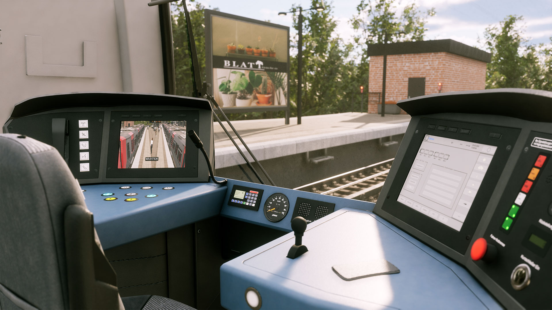 Zugkabinenansicht. Displays zeigen Gleise, Bahnsteig und Zug. Draußen ist ein Schild mit Pflanzen. Ein Backsteingebäude ist sichtbar.