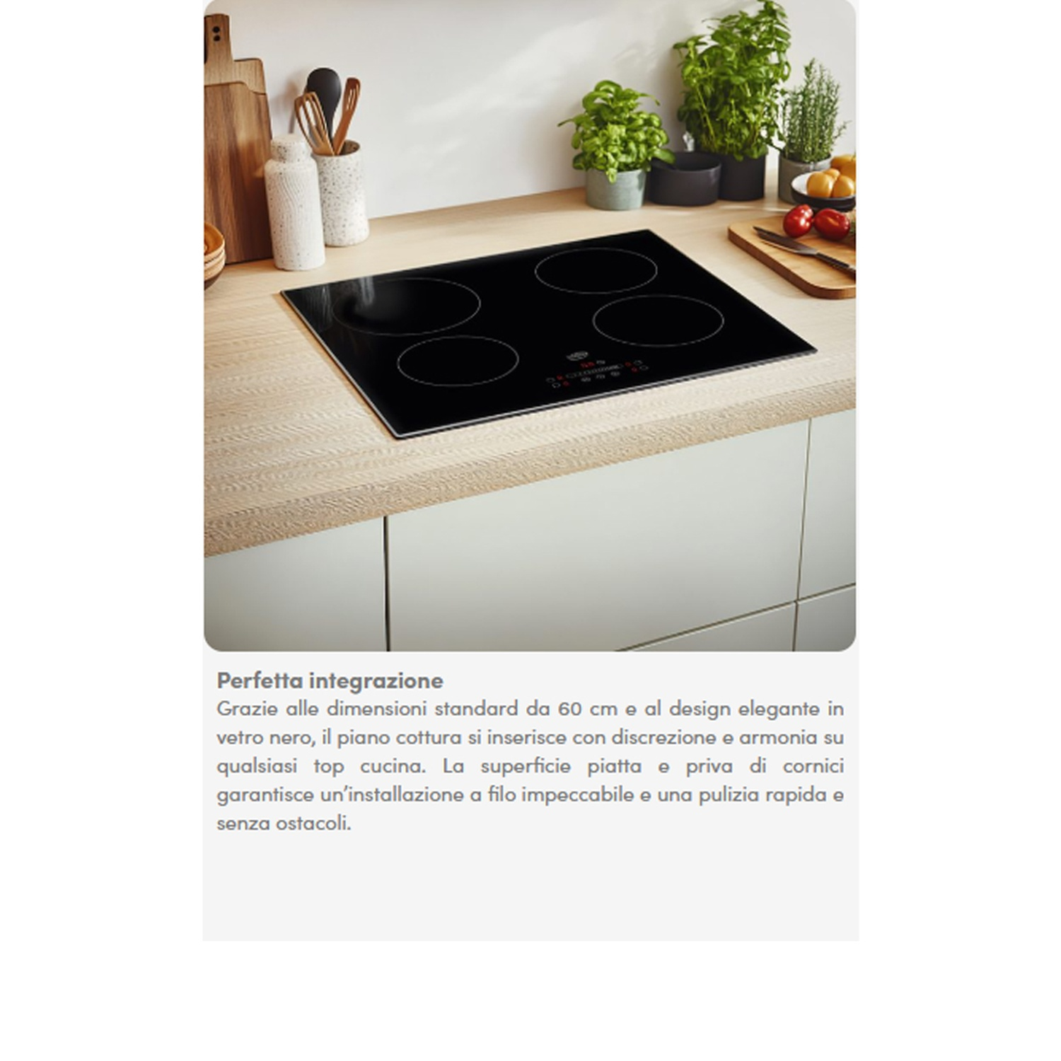 Un moderno piano cottura nero con quattro fuochi poggia su un piano di lavoro in legno chiaro. Piante e utensili da cucina sullo sfondo.