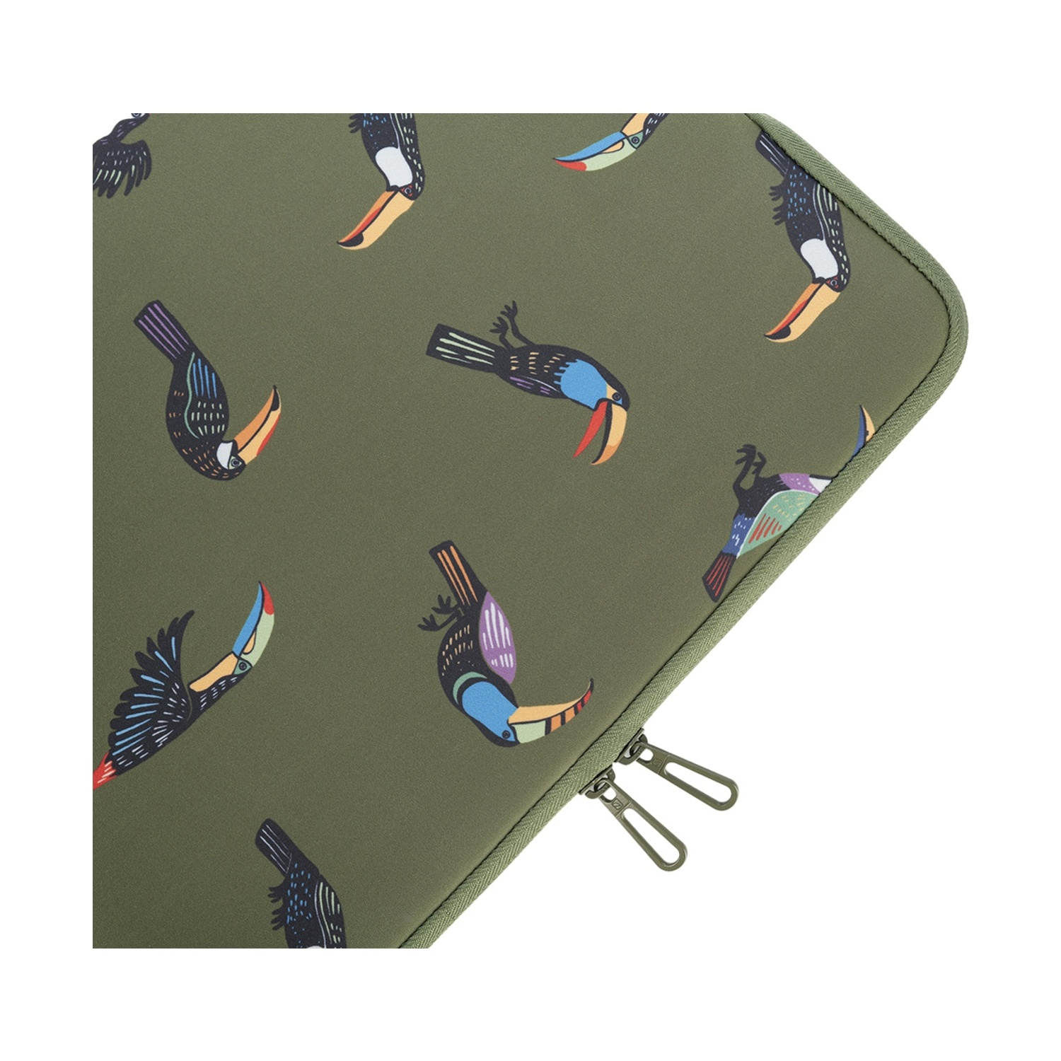 Custodia verde per laptop con motivo di tucani colorati. Chiusura con cerniera laterale. Sfondo bianco.