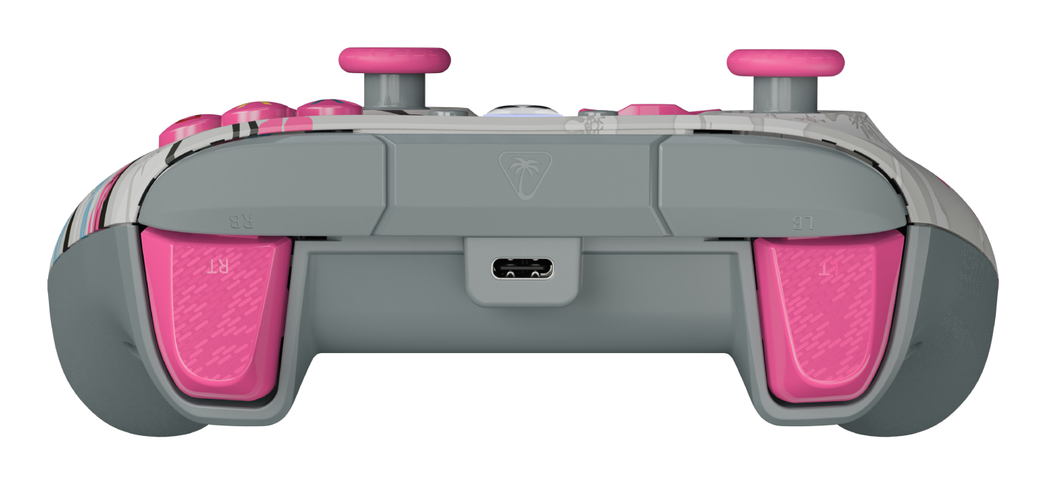 Un mando de juego gris y rosa, con palancas y botones rosas. El mando tiene un puerto USB y el logotipo de Turtle Beach.
