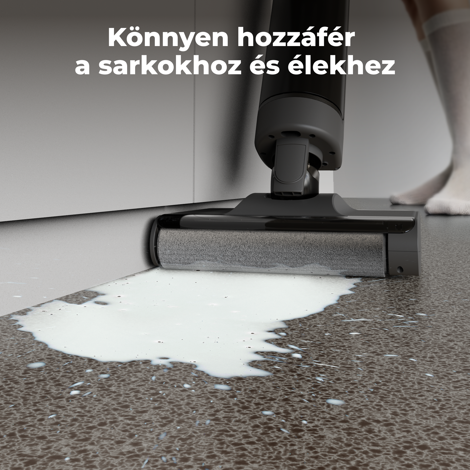Egy padlótisztítót használnak egy fehér kiömlés tisztítására egy barna padlón. Egy személy van a háttérben.