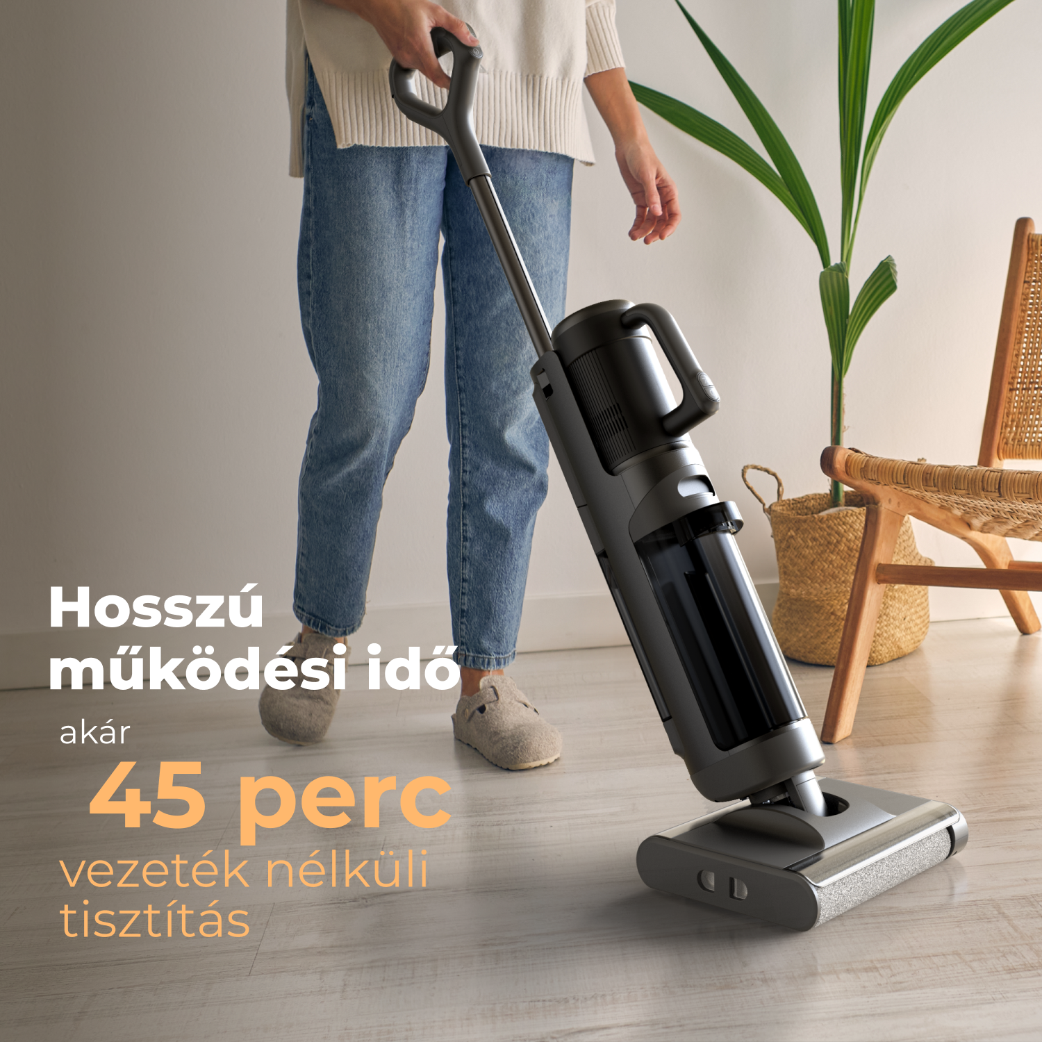 Egy személy vezeték nélküli porszívót használ. Egy növény, egy szék és a háttérben lévő akkumulátor-élettartamról szóló szöveg.