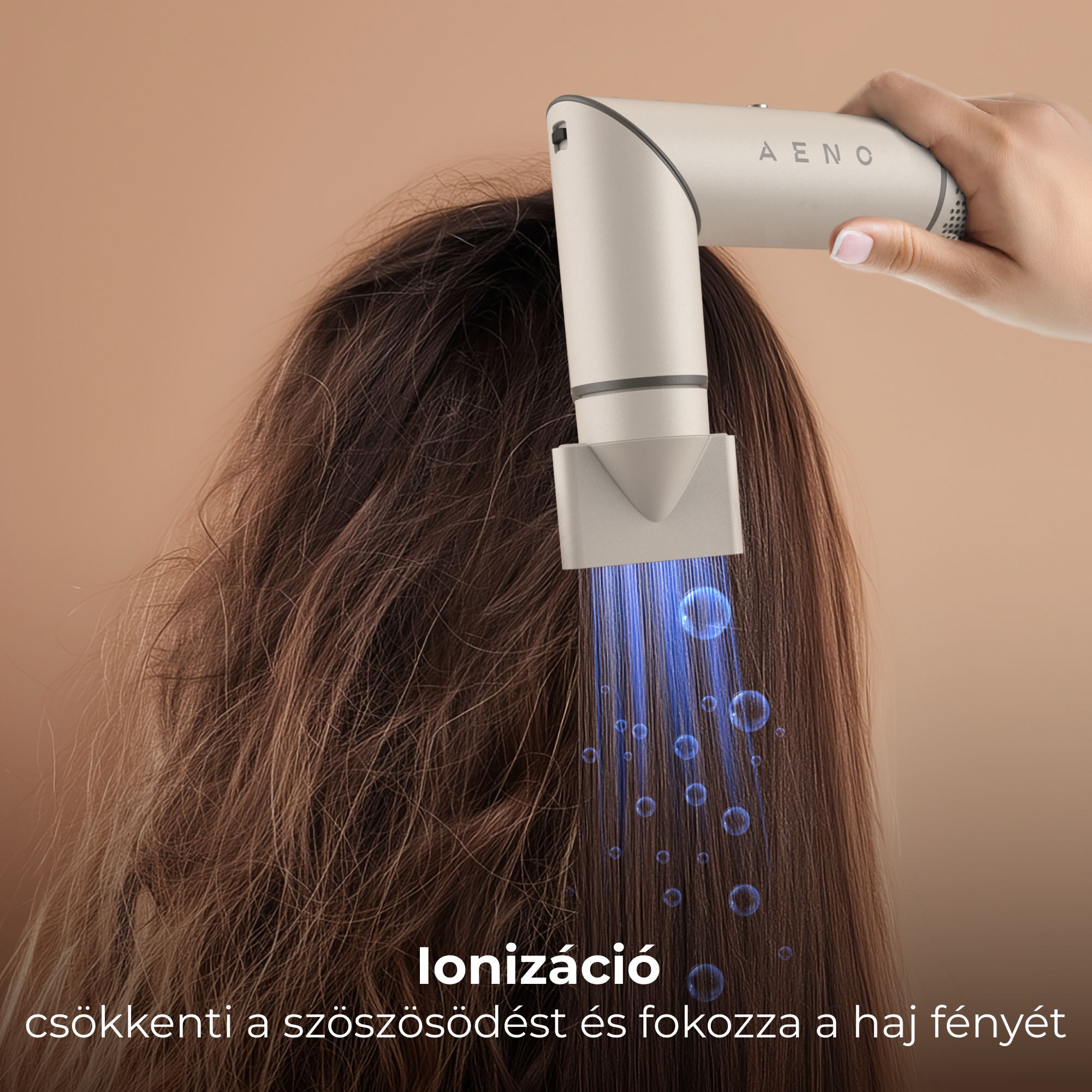 Egy személy haját hajszárítóval kezelik. A szárító kék sugarakat bocsát ki. Alul a szöveg: 'ionizáció'.