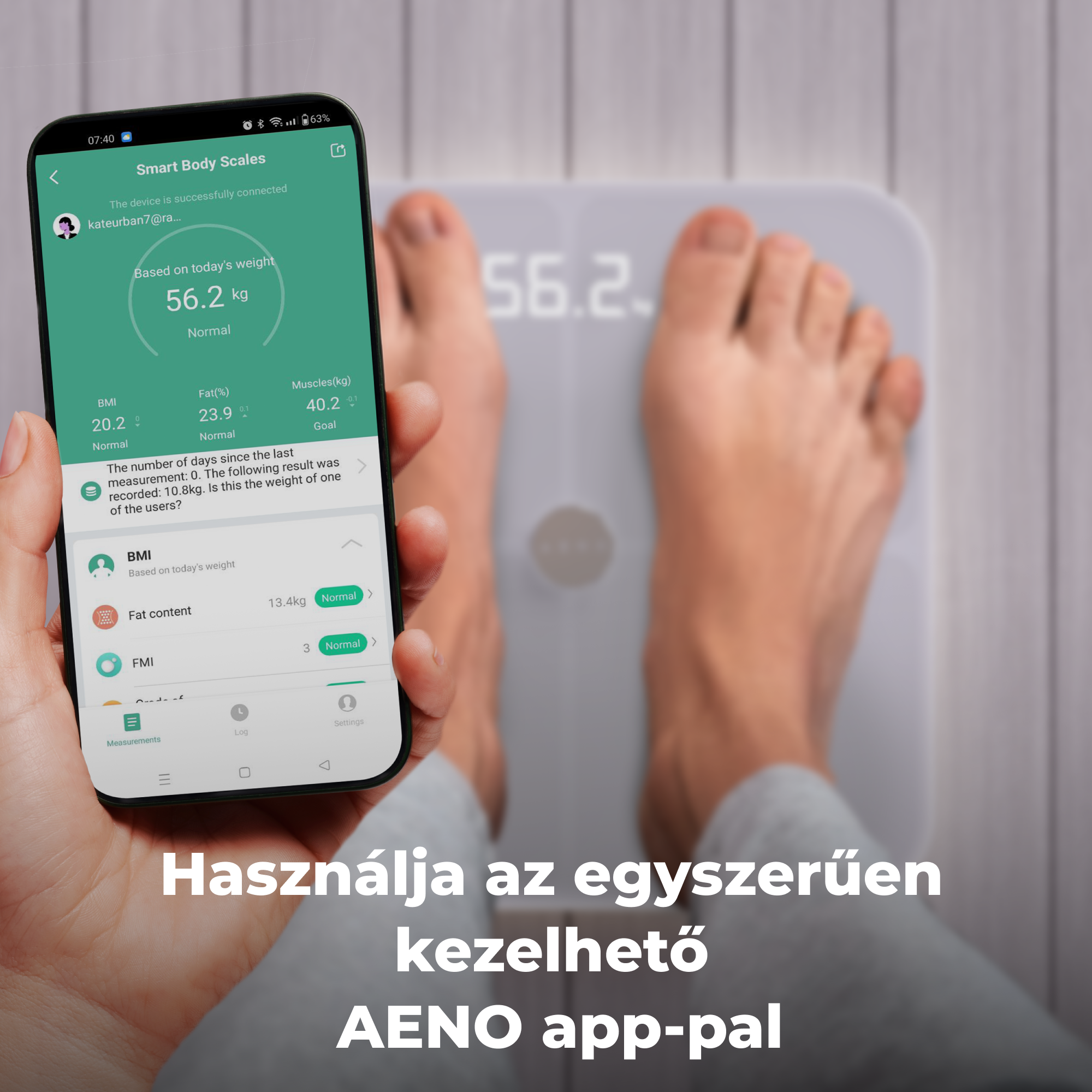 Személy mérlegen áll, kezében telefon súlyadatokkal. A háttér egy fa falat mutat.