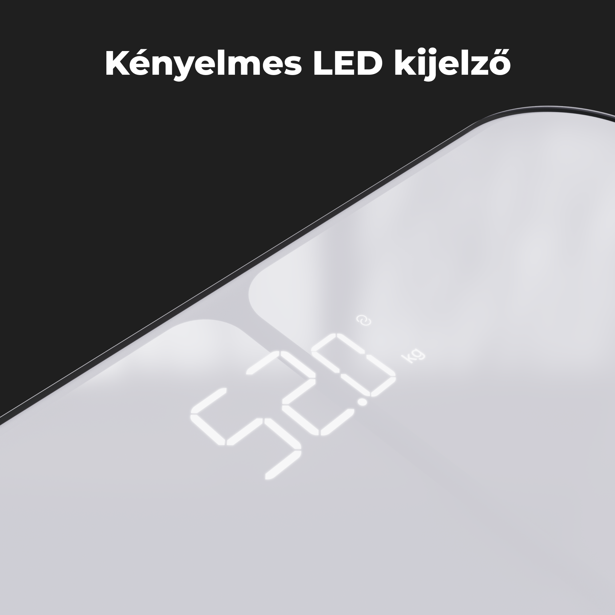 A digitális mérleg 52,0 kg-ot mutat. Fehér számok fehér felületen, fekete háttérrel és felirattal felül.
