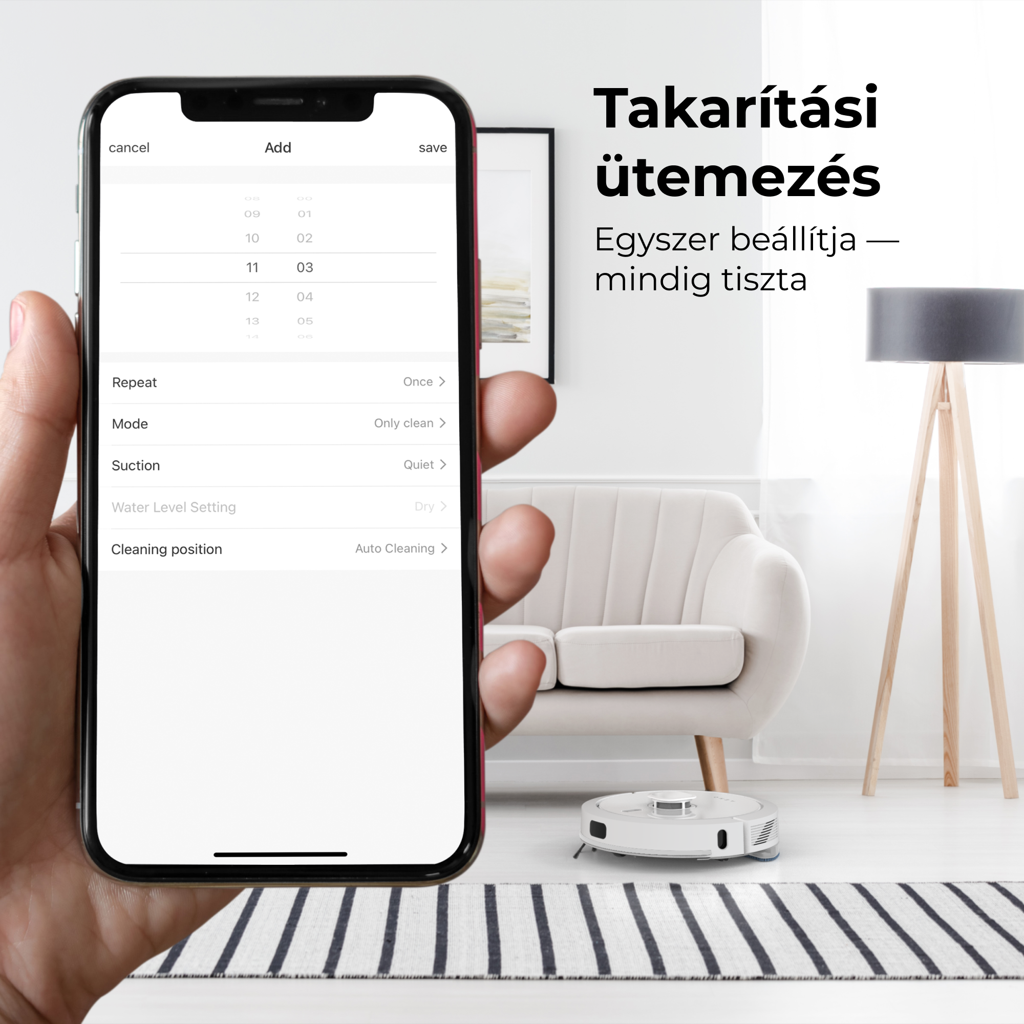 Egy kéz egy telefont tart, amely egy takarítási ütemező alkalmazást mutat. Egy robotporszívó a padlón van, egy kanapé és egy lámpa közelében.