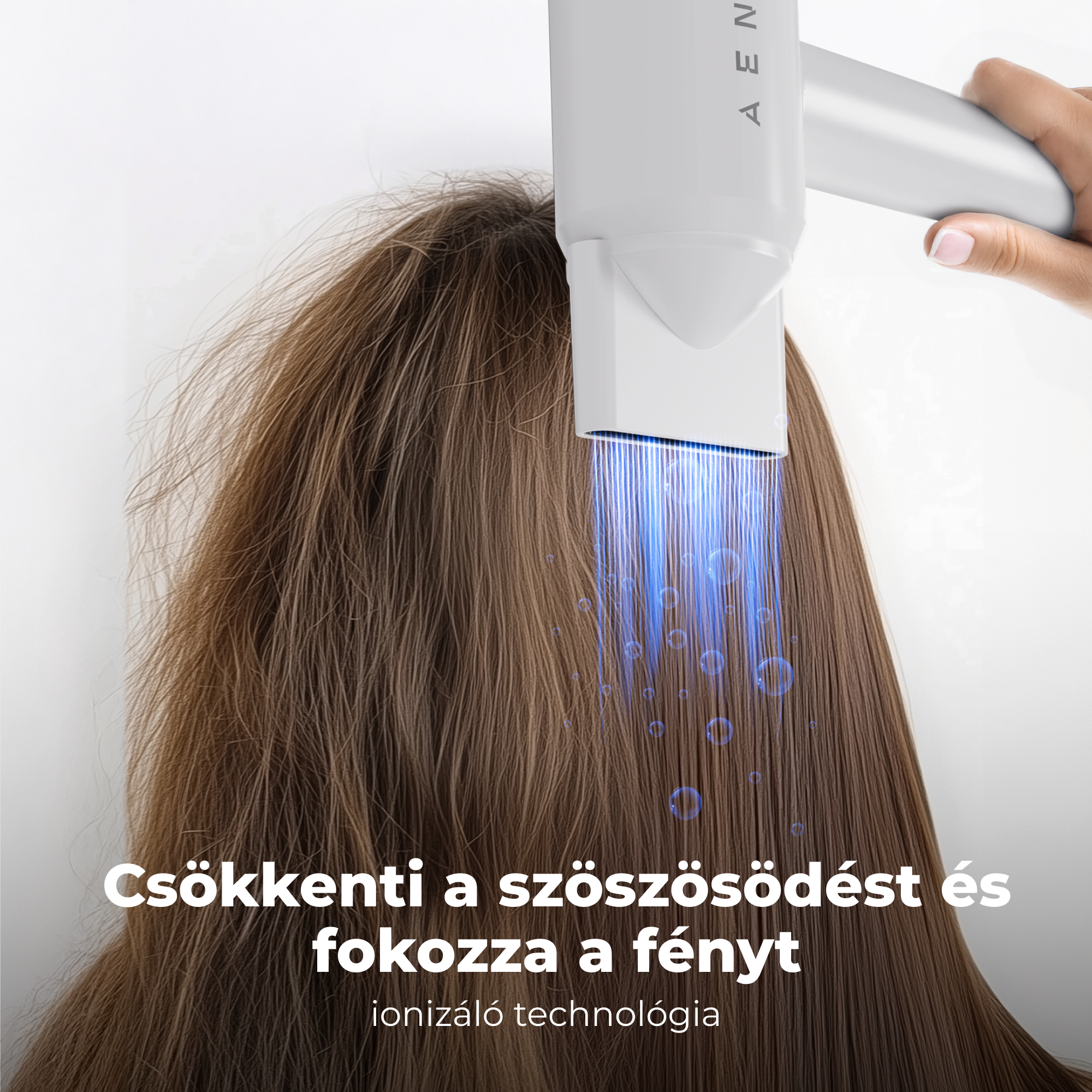 Hajszárító kék fényt bocsát ki barna hajra. A kéz a készüléket tartja a haj közelében, alul szöveg.