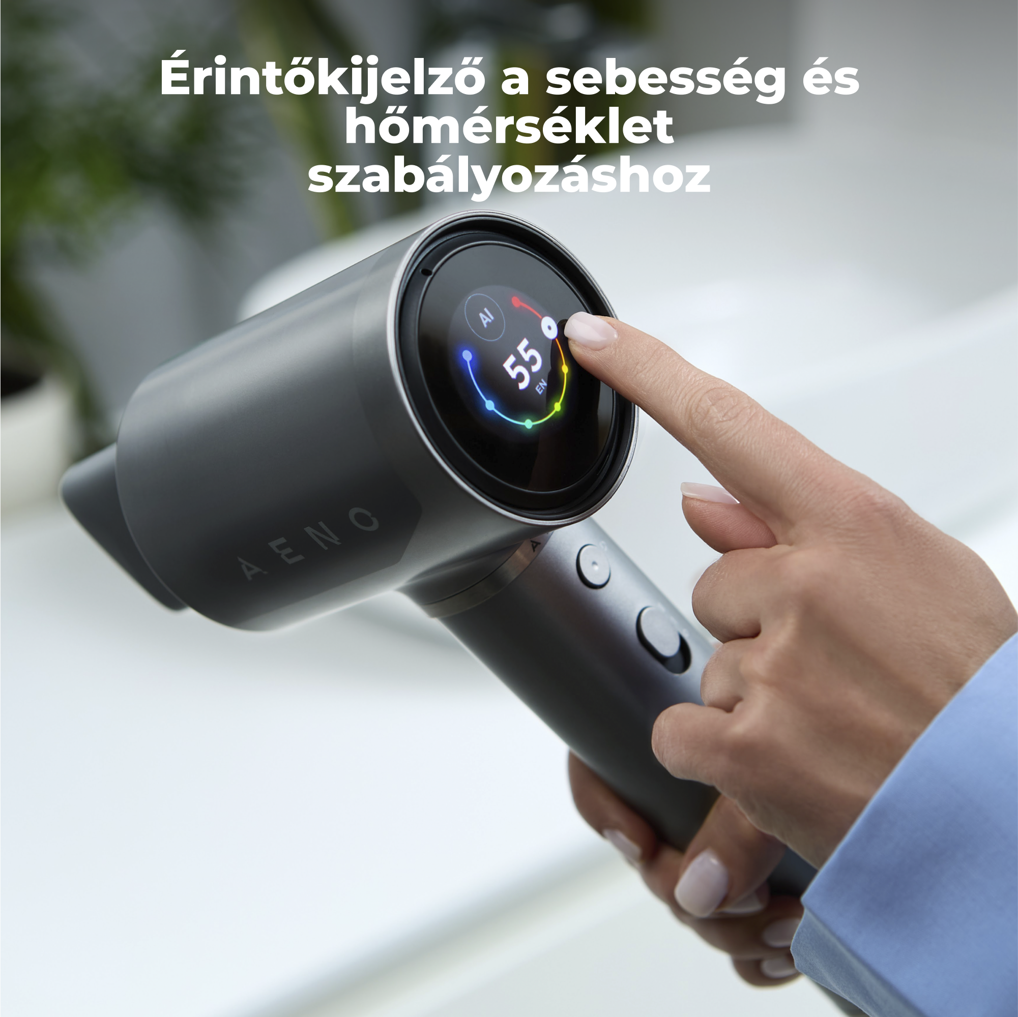Egy kéz megérinti a digitális kijelzővel rendelkező eszköz képernyőjét, amely számokat és színes jelzőket mutat. A háttér elmosódott.